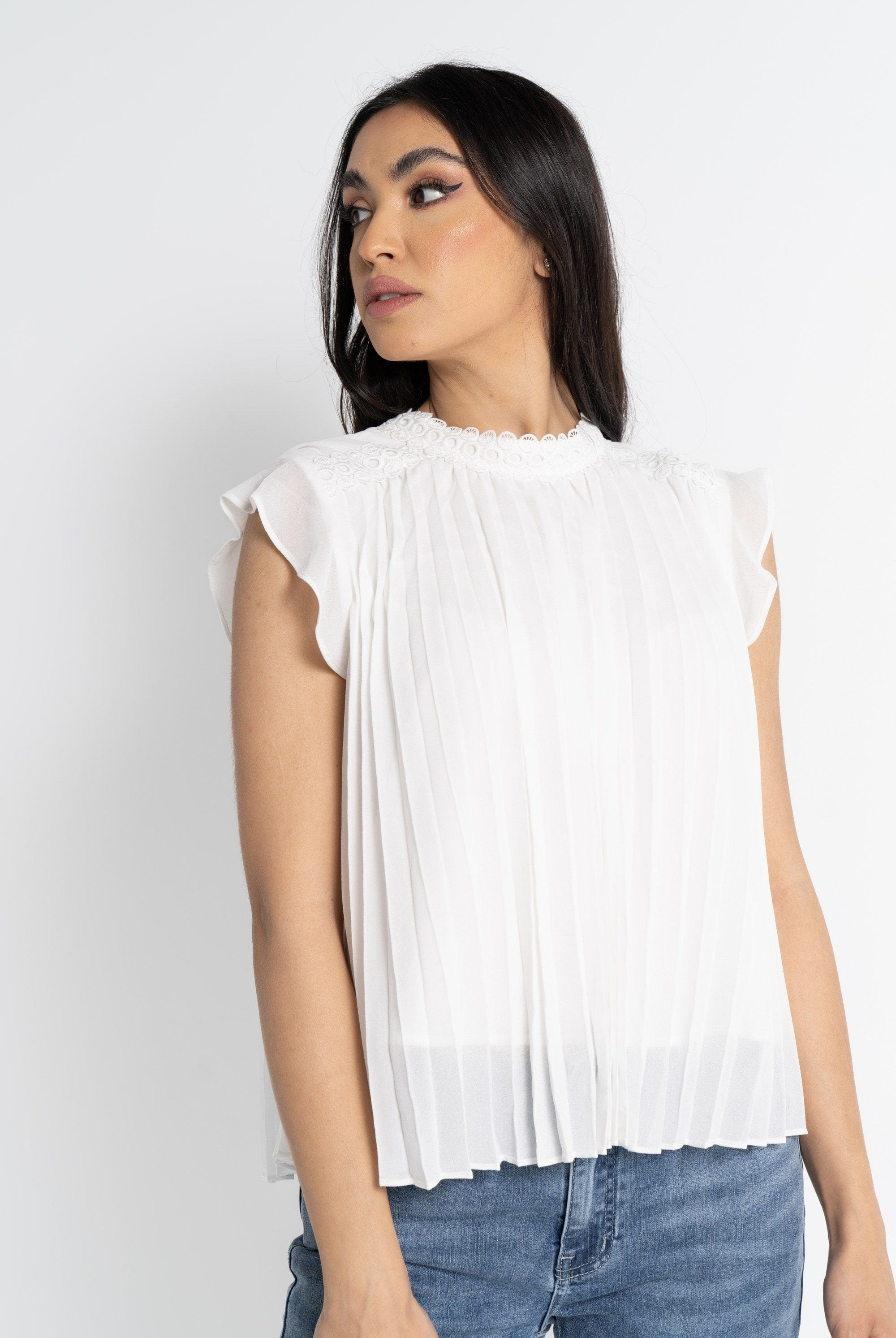 نتشي توب بدون أكمام بليسية بتطريز على الكتف