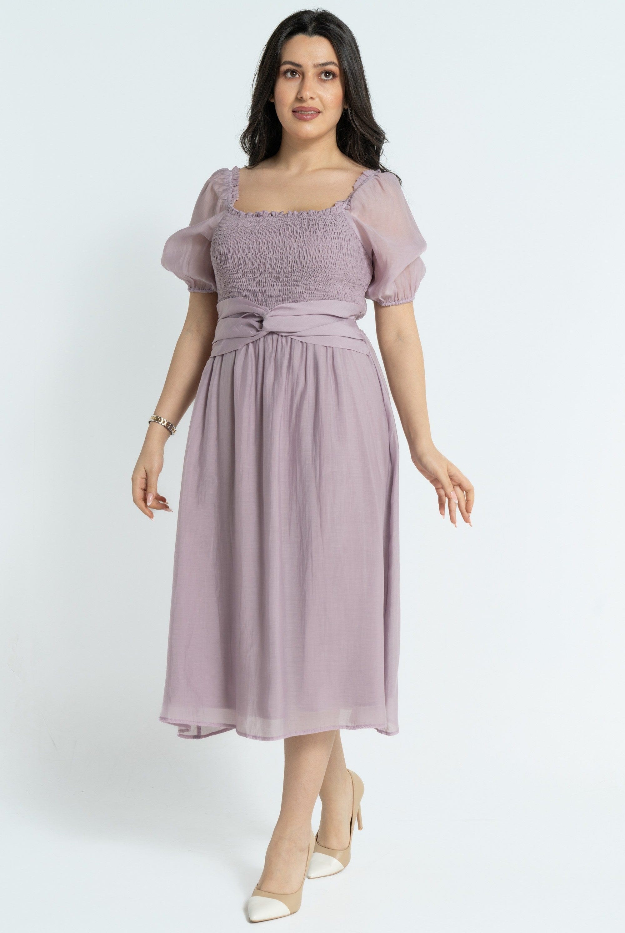 نتشي فستان ميدي بأكمام قصيرة بصدر مطاطي