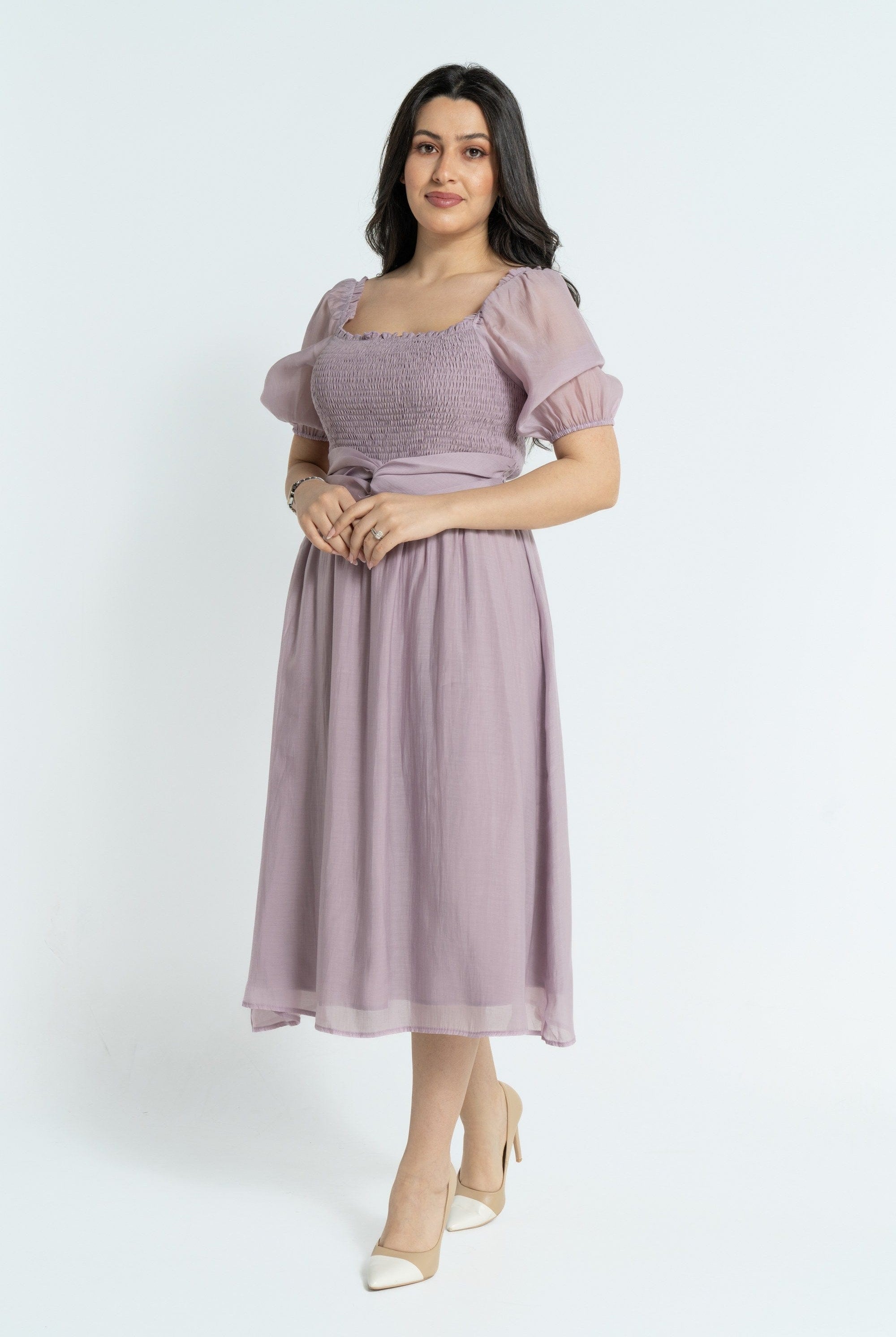 نتشي فستان ميدي بأكمام قصيرة بصدر مطاطي