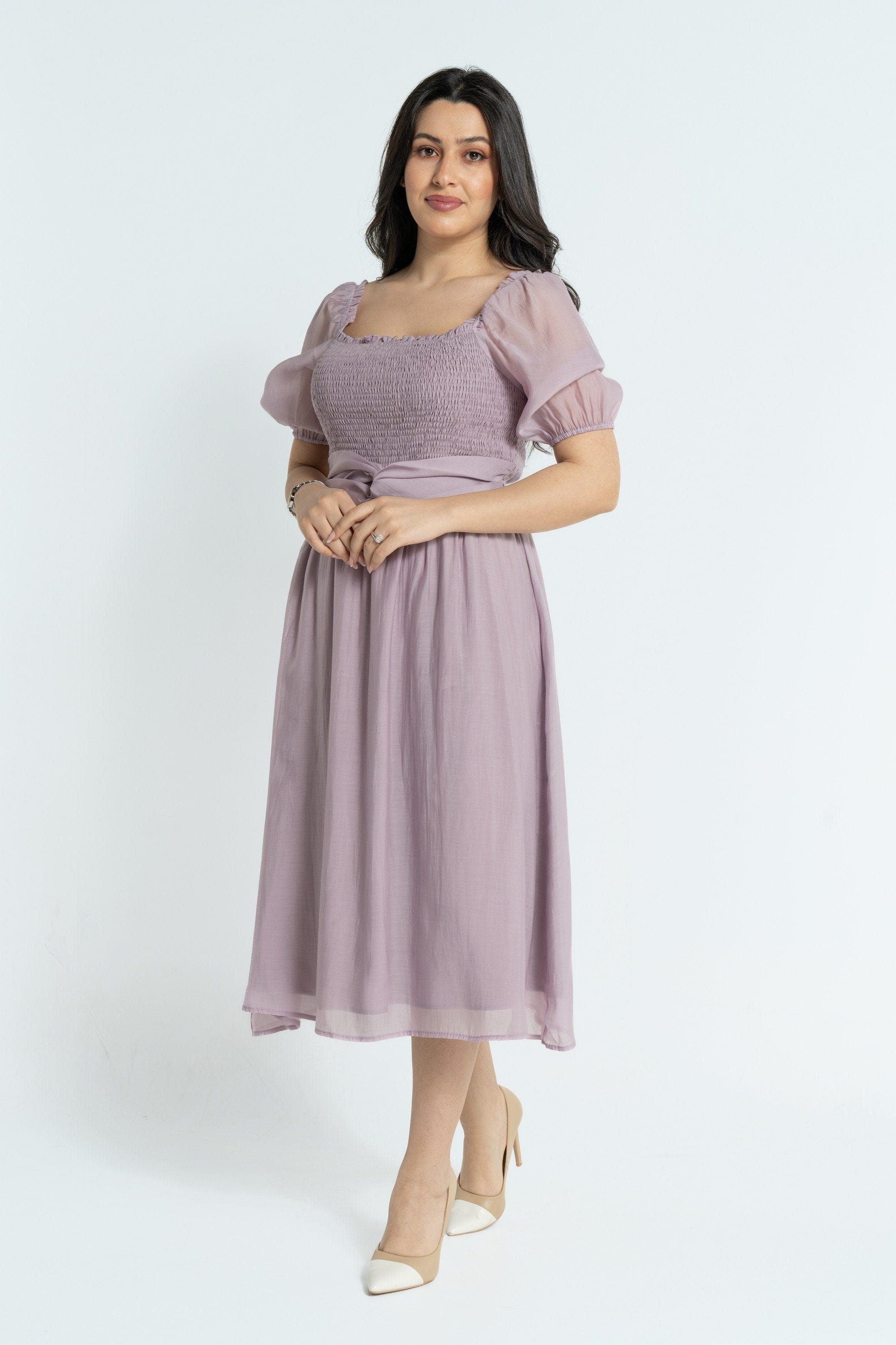 نتشي فستان ميدي بأكمام قصيرة بصدر مطاطي