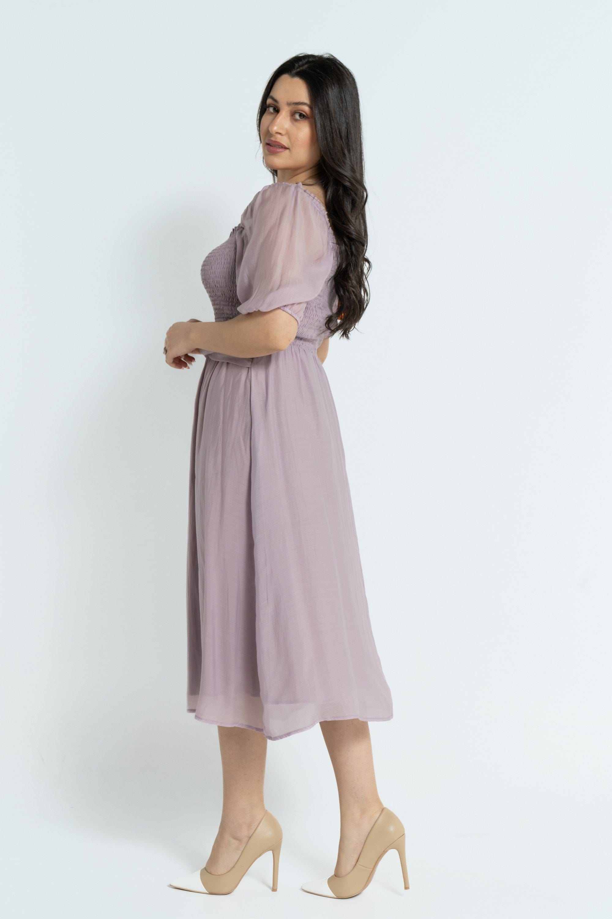 نتشي فستان ميدي بأكمام قصيرة بصدر مطاطي