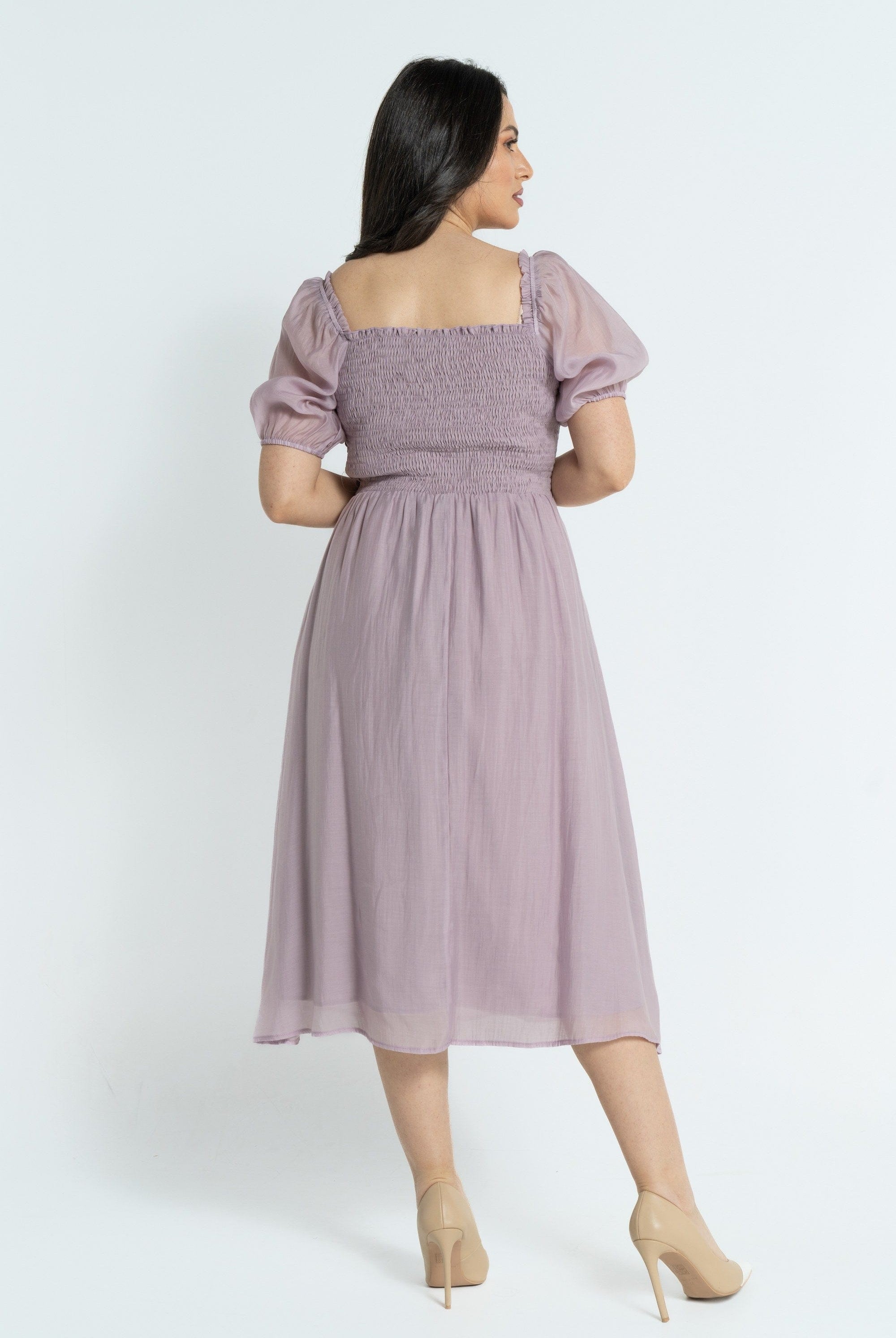 نتشي فستان ميدي بأكمام قصيرة بصدر مطاطي