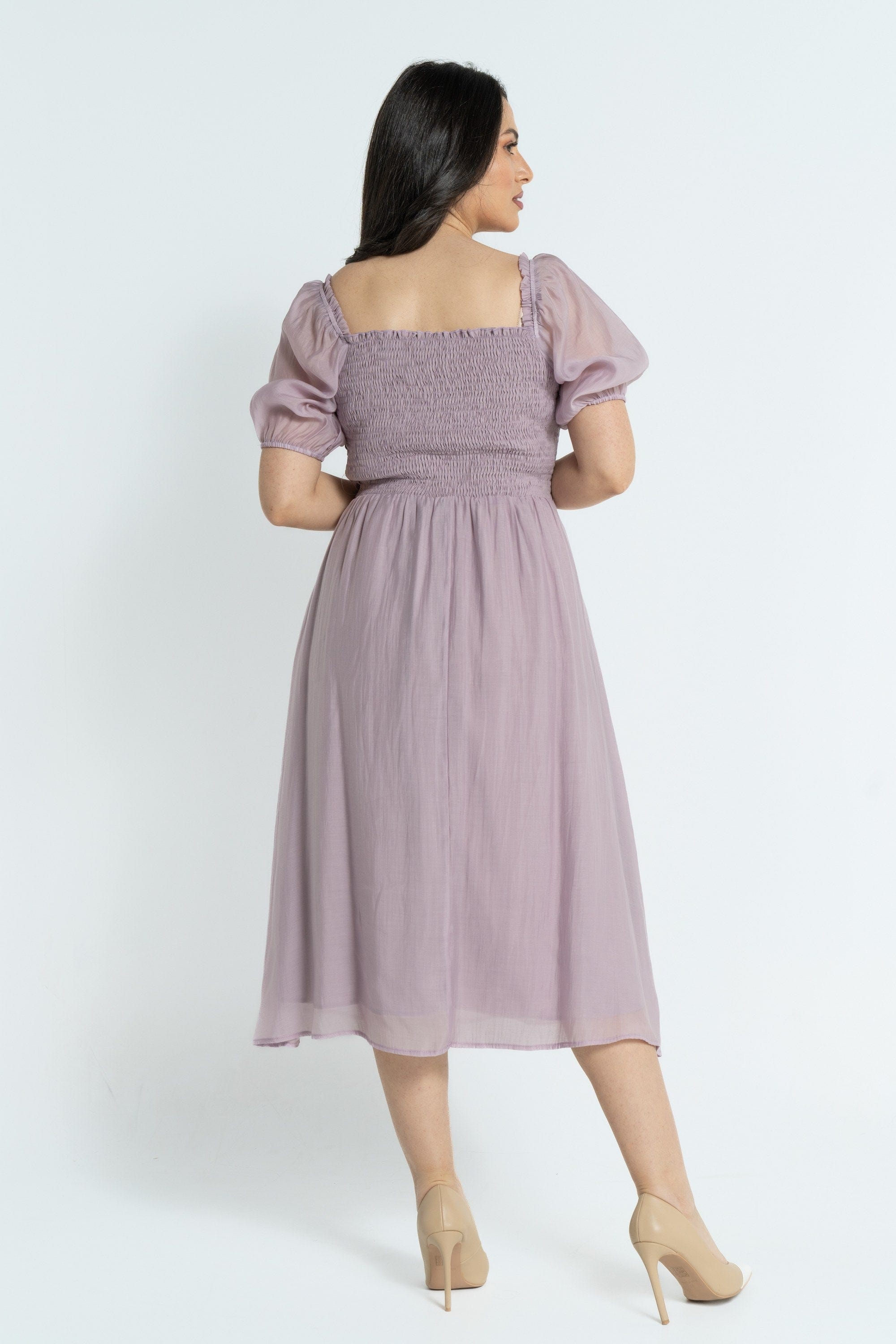 نتشي فستان ميدي بأكمام قصيرة بصدر مطاطي