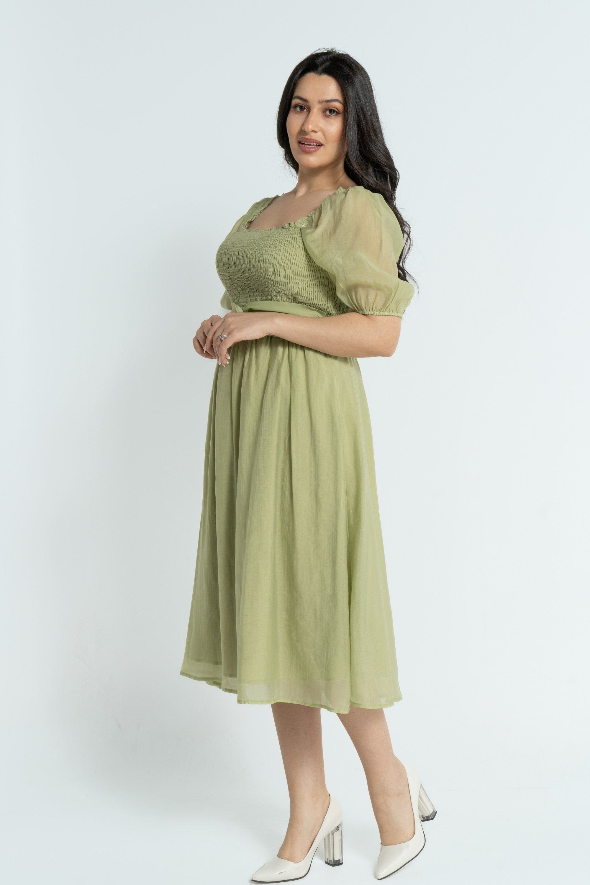 نتشي فستان ميدي بأكمام قصيرة بصدر مطاطي