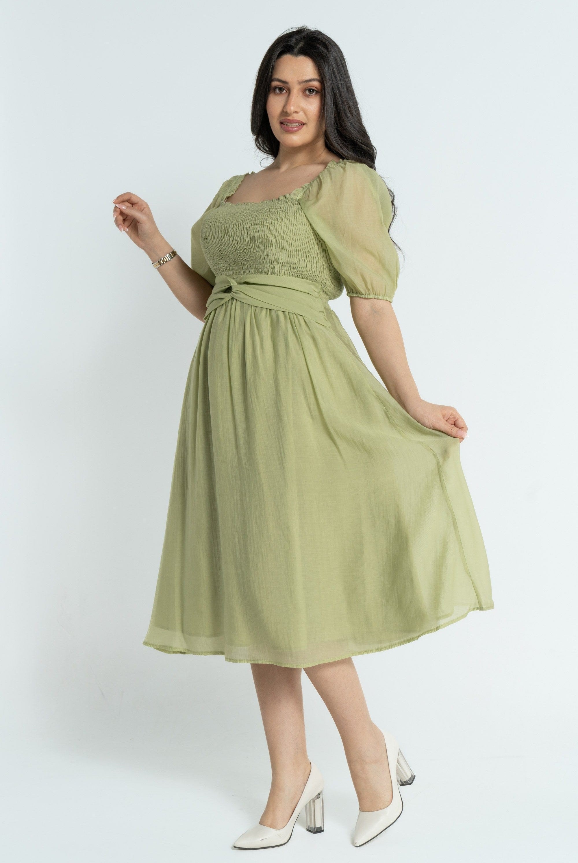 نتشي فستان ميدي بأكمام قصيرة بصدر مطاطي