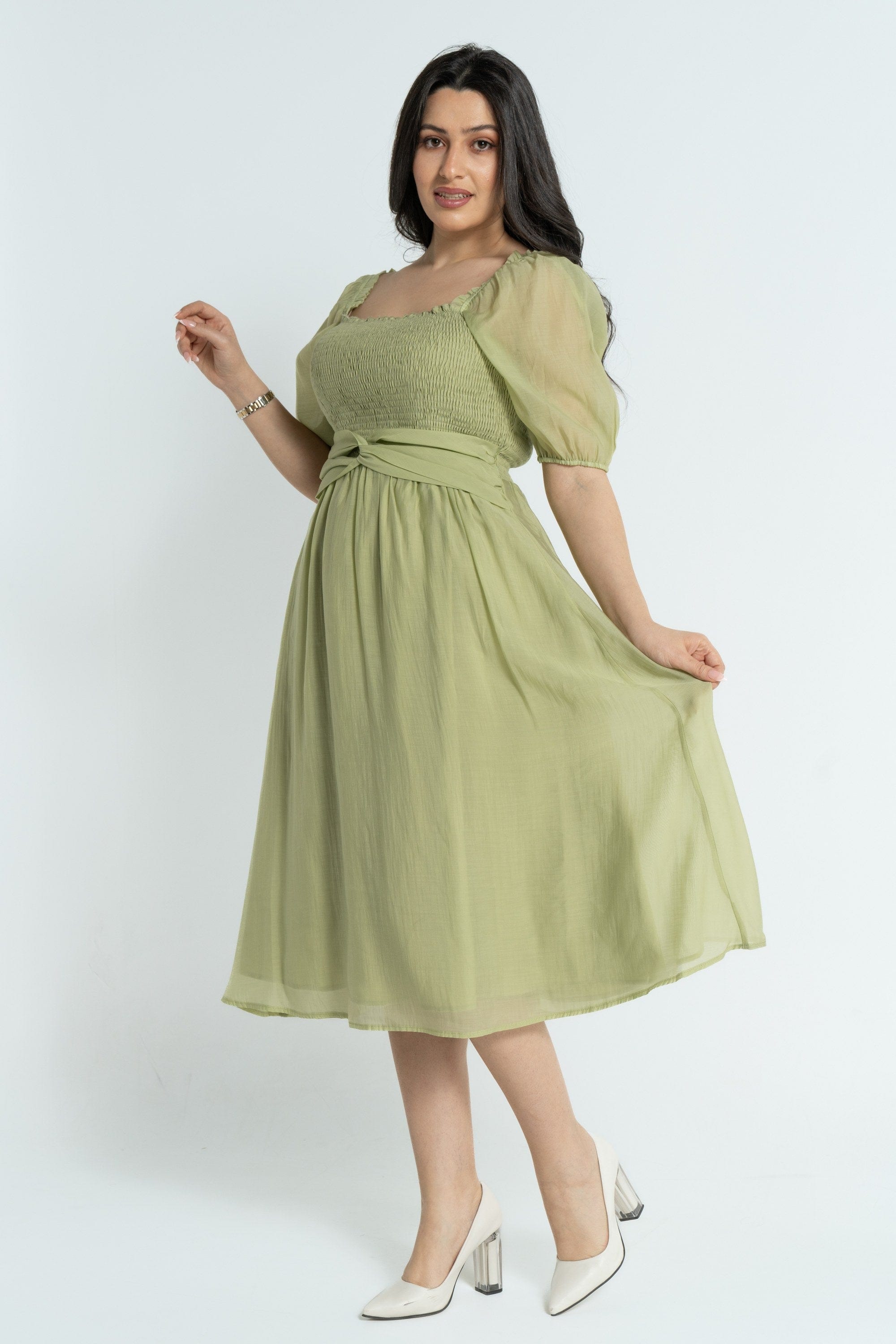 نتشي فستان ميدي بأكمام قصيرة بصدر مطاطي