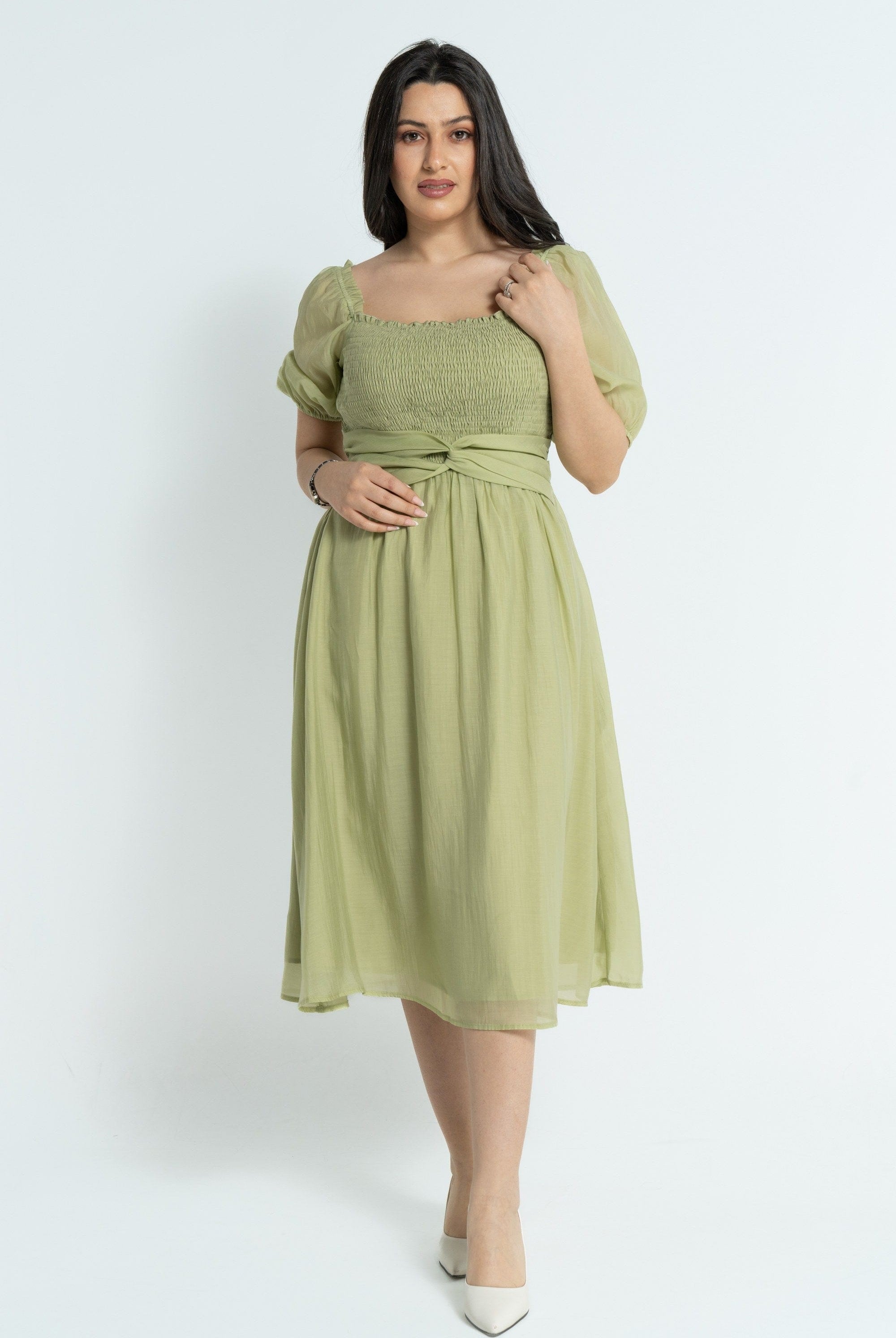 نتشي فستان ميدي بأكمام قصيرة بصدر مطاطي