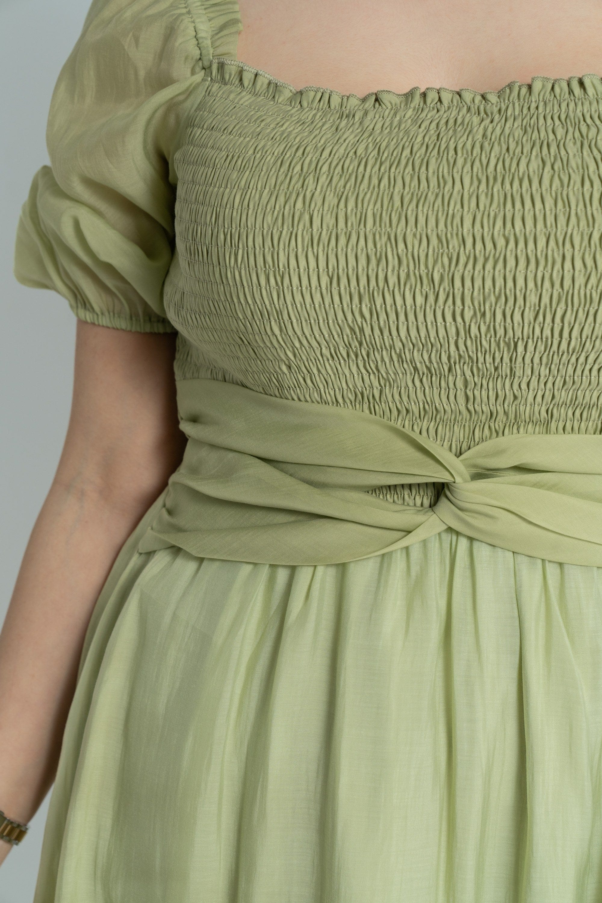 نتشي فستان ميدي بأكمام قصيرة بصدر مطاطي