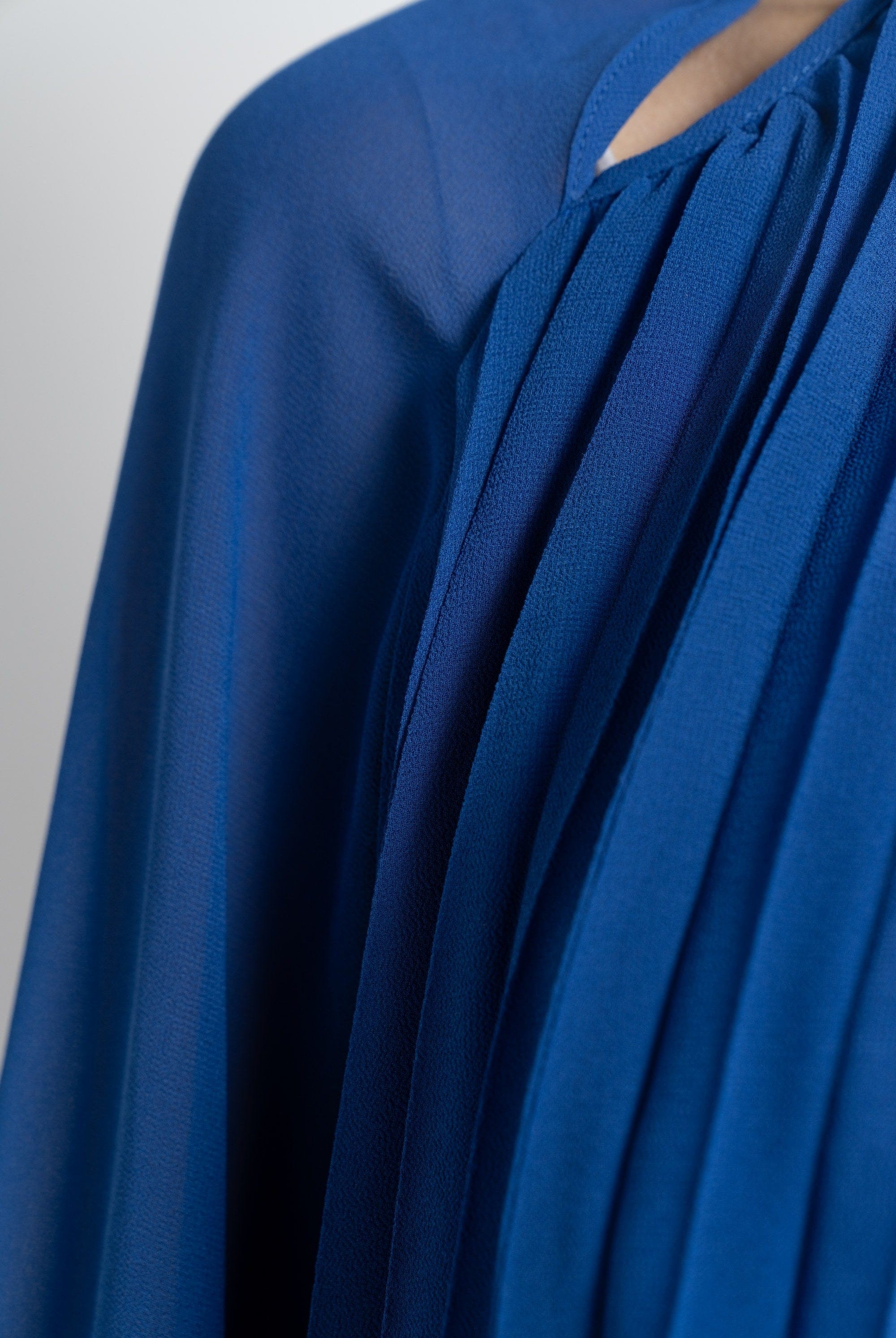 نتشي بلوزة بأكمام طويلة سادة بكسرات بفتحات نسائي