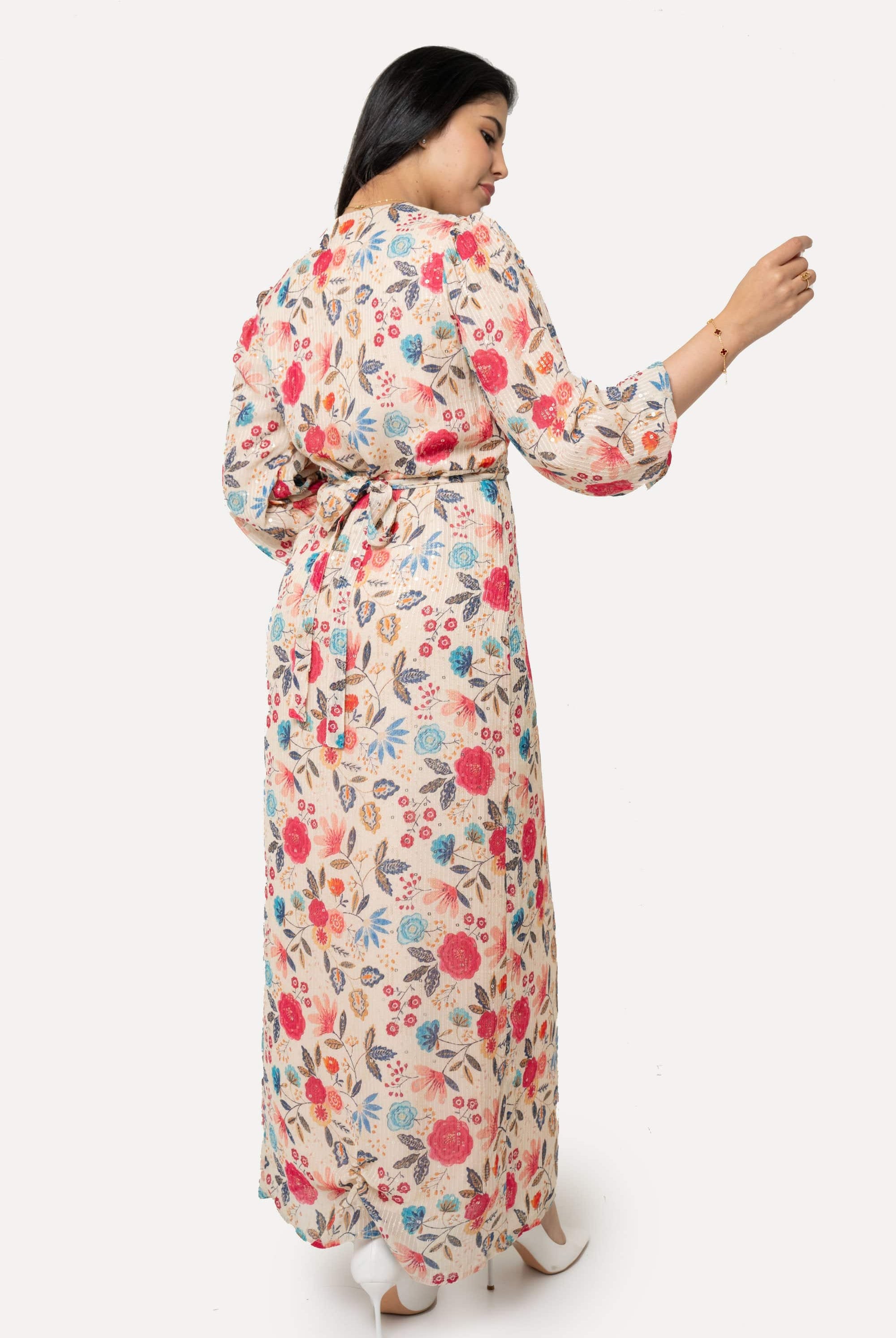 يولا فستان نسائي طويل بحزام عالخصر وفتحة صدر منقوش