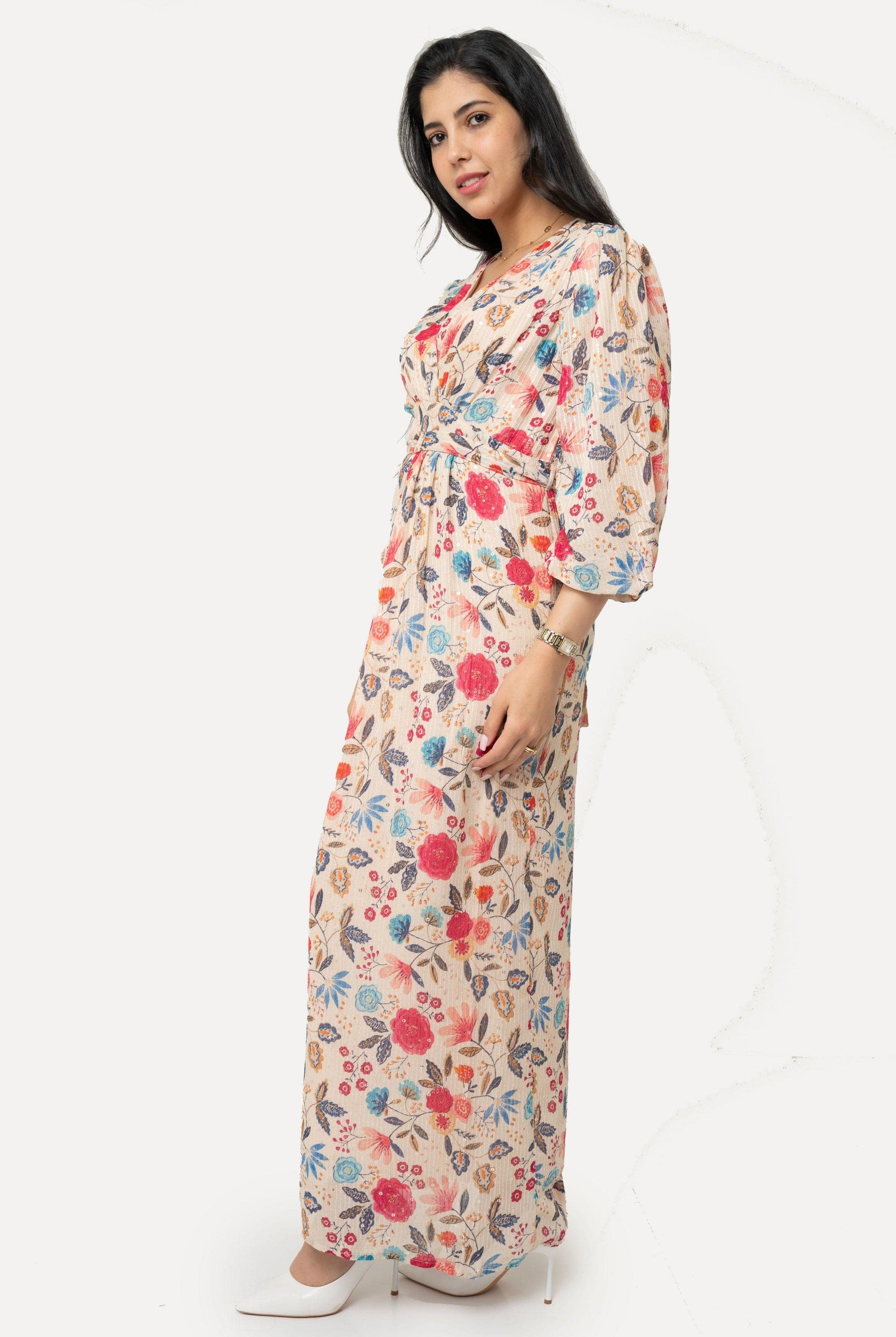 يولا فستان نسائي طويل بحزام عالخصر وفتحة صدر منقوش