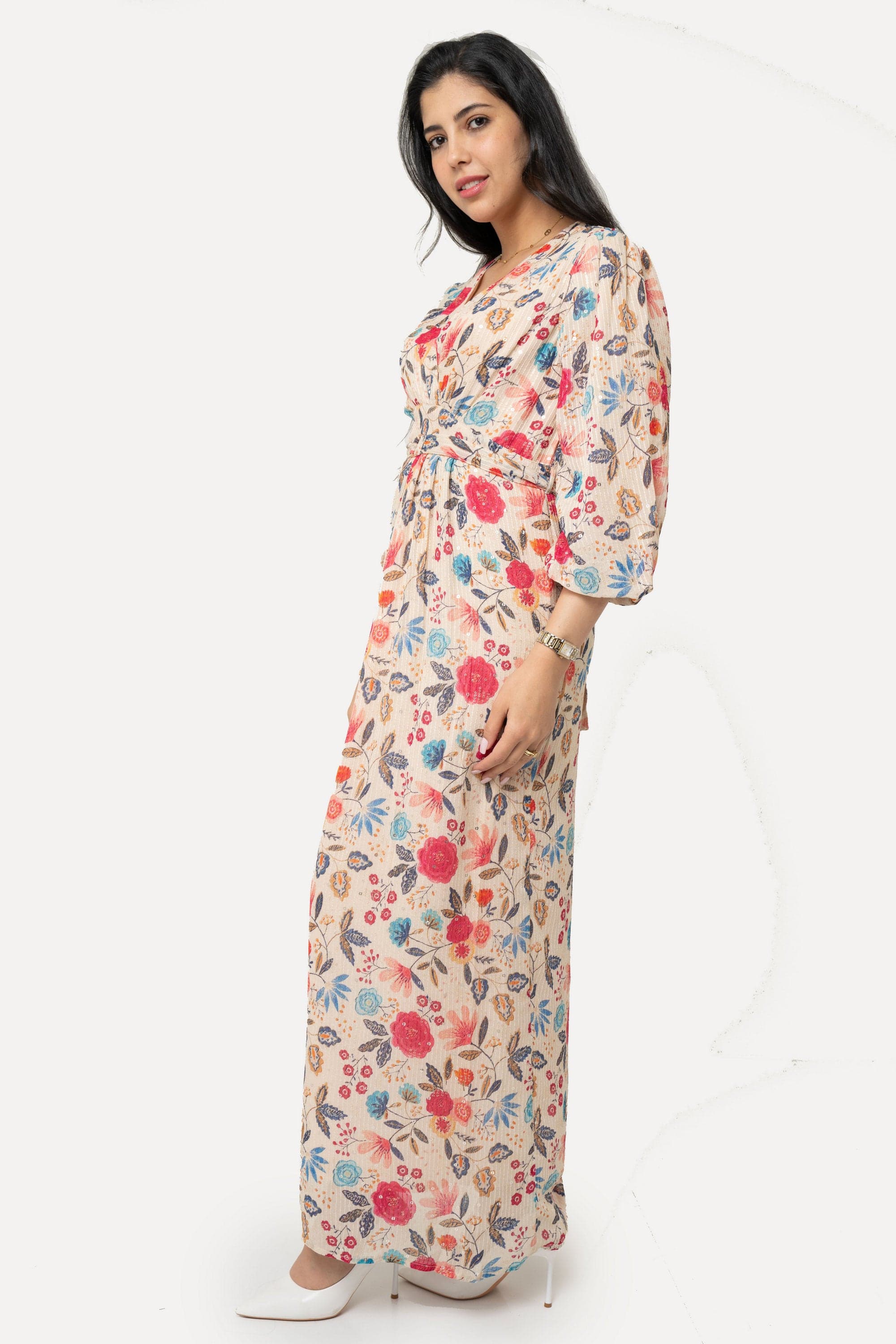 يولا فستان نسائي طويل بحزام عالخصر وفتحة صدر منقوش