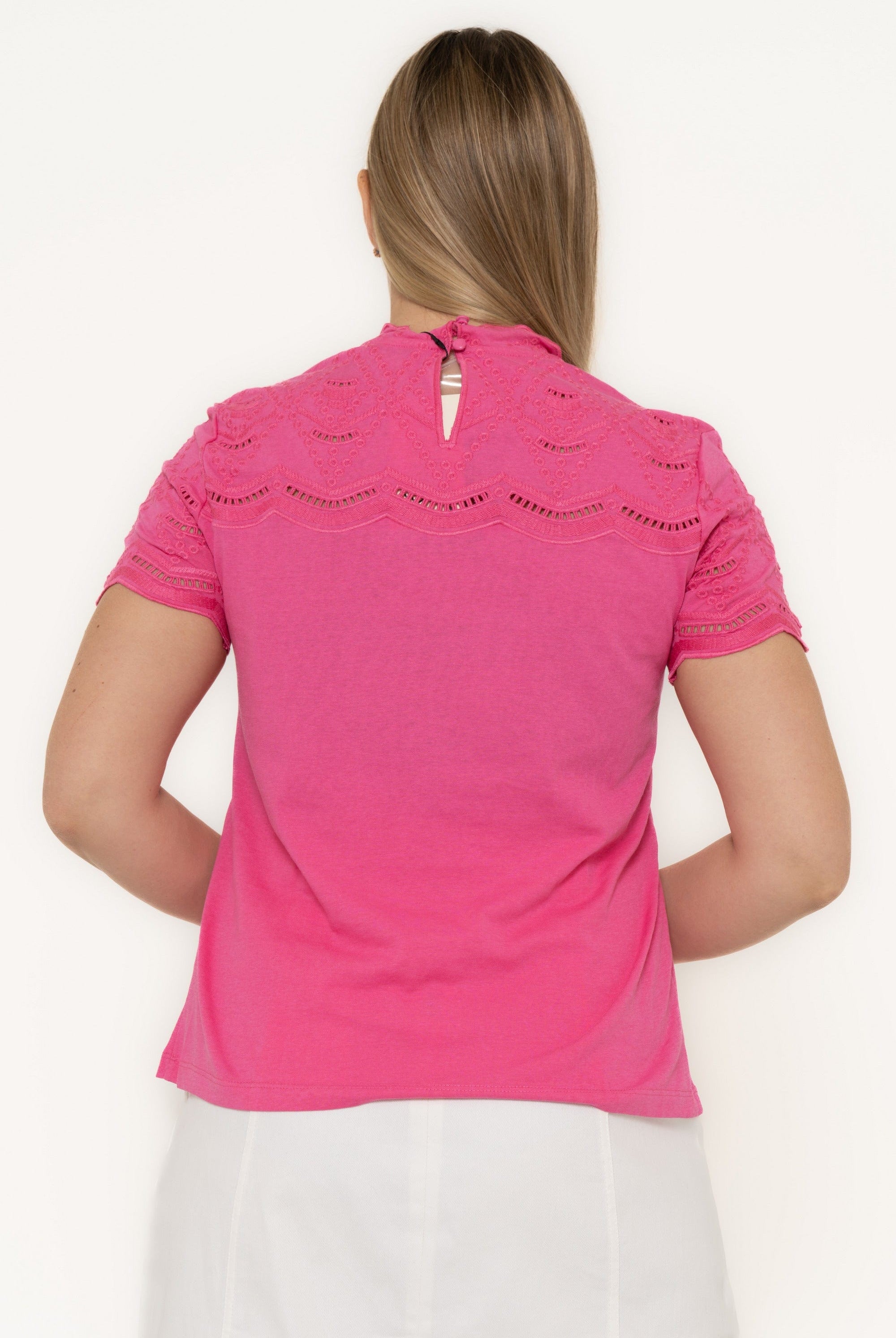 يولا تيشيرت نسائي نص كم مخرم دانتيل