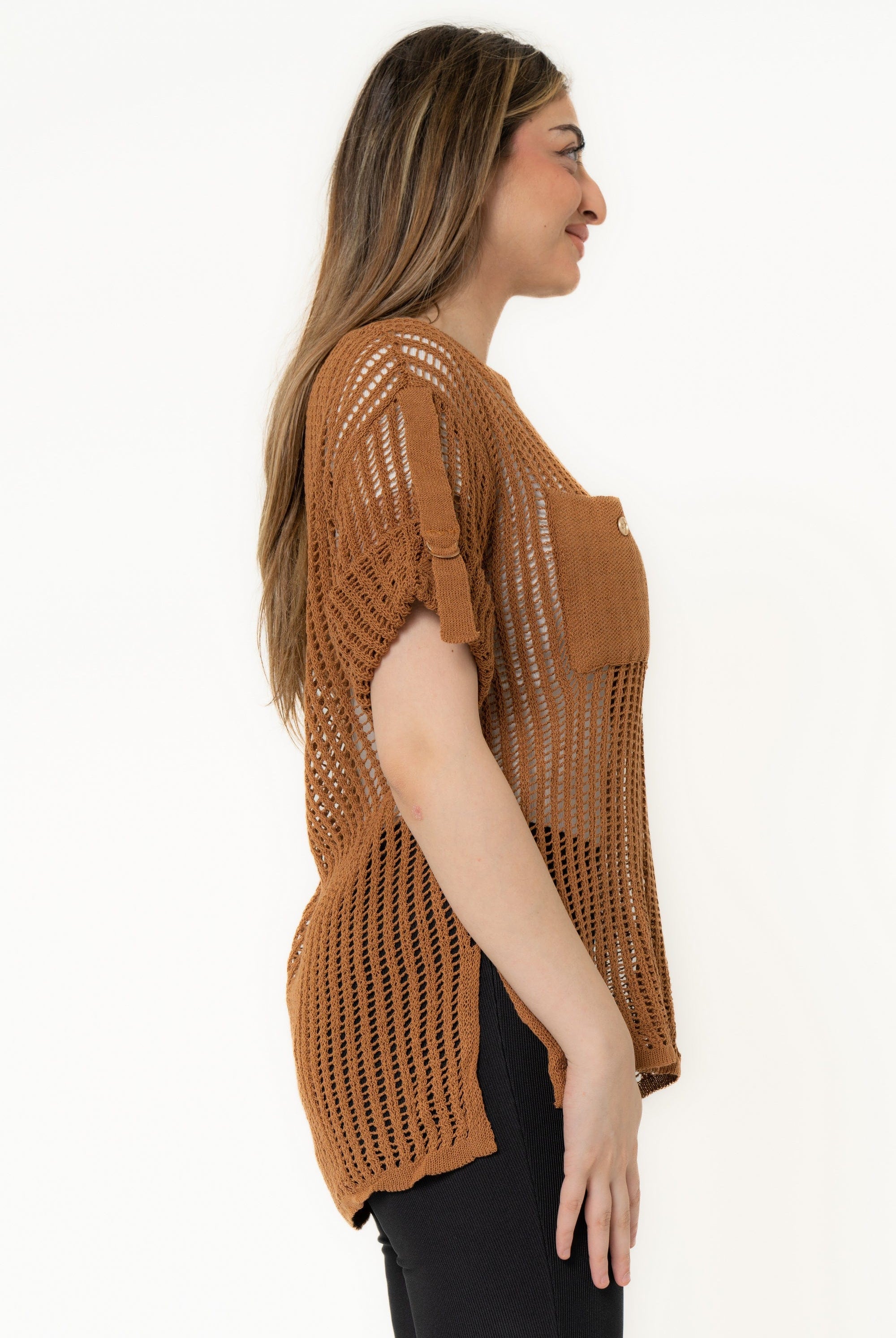 يولا بلوزة نسائي مخرمه نص كم بجيوب على الصدر