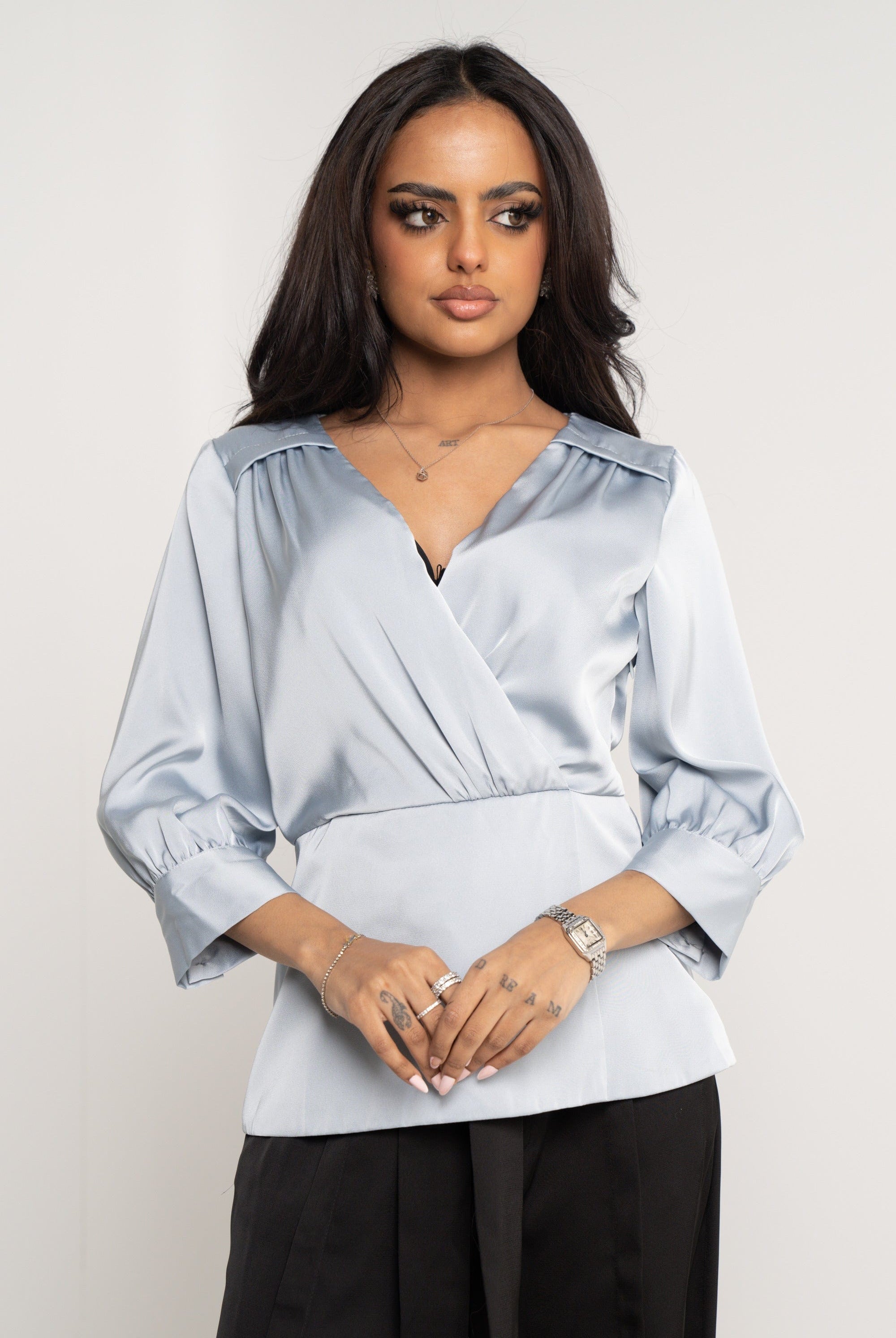 نتشي بلوزة سادة مخصرة 3/4 كم بأساور وفتحة v نسائي