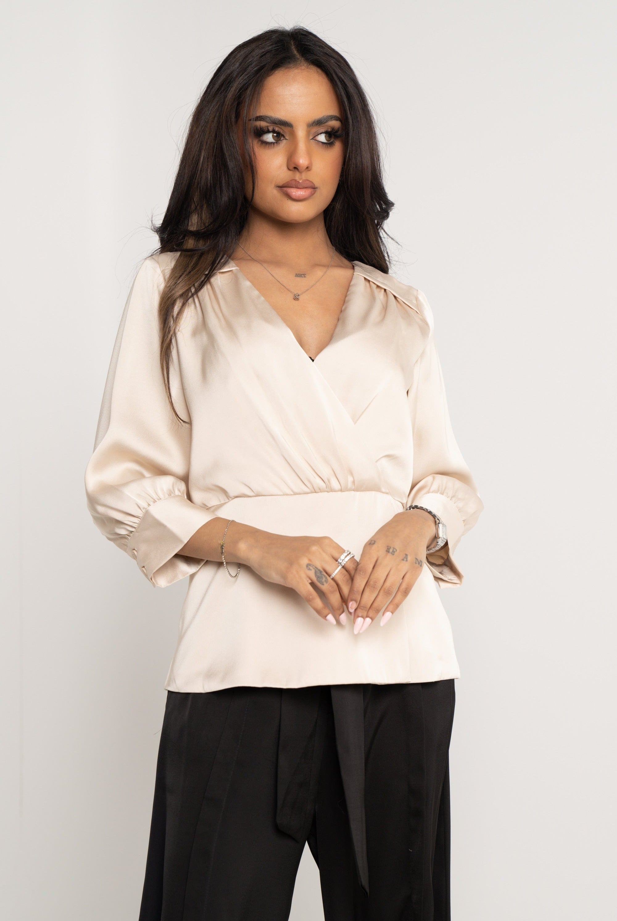 نتشي بلوزة سادة مخصرة 3/4 كم بأساور وفتحة v نسائي