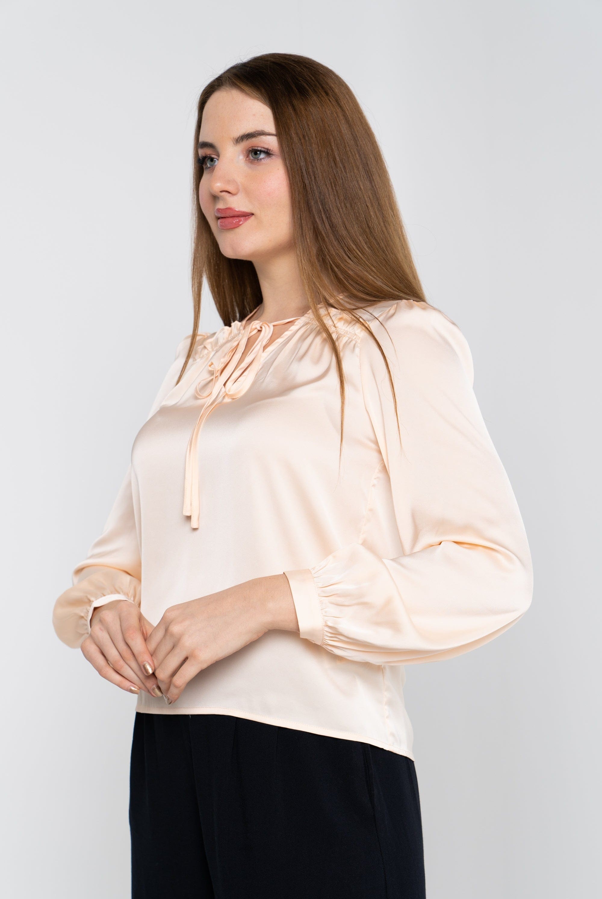 نتشي بلوزة سادة برباط على الصدر أكمام طويلة