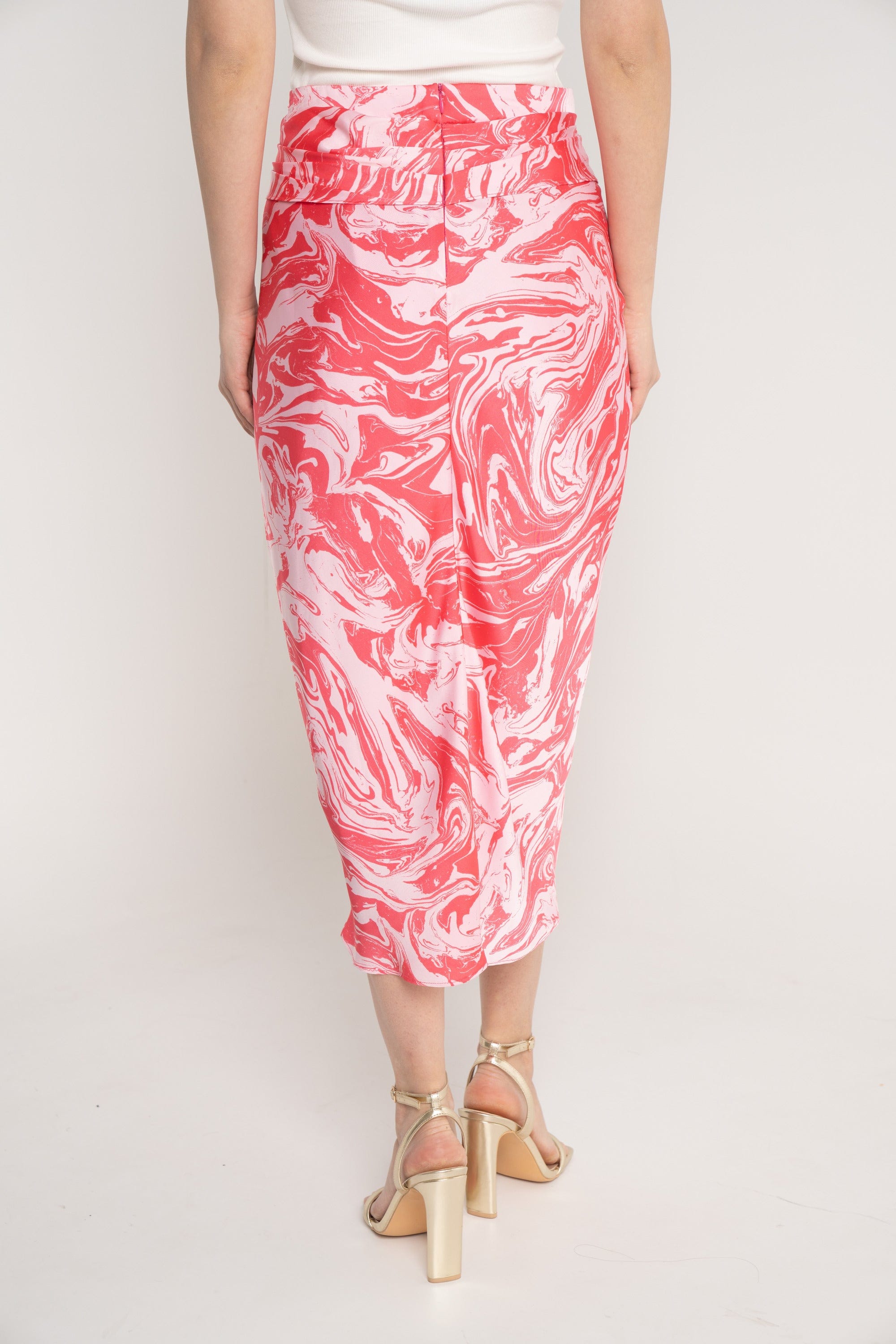 نتشي تنورة منقوشة مفتوحة من الأمام وردي