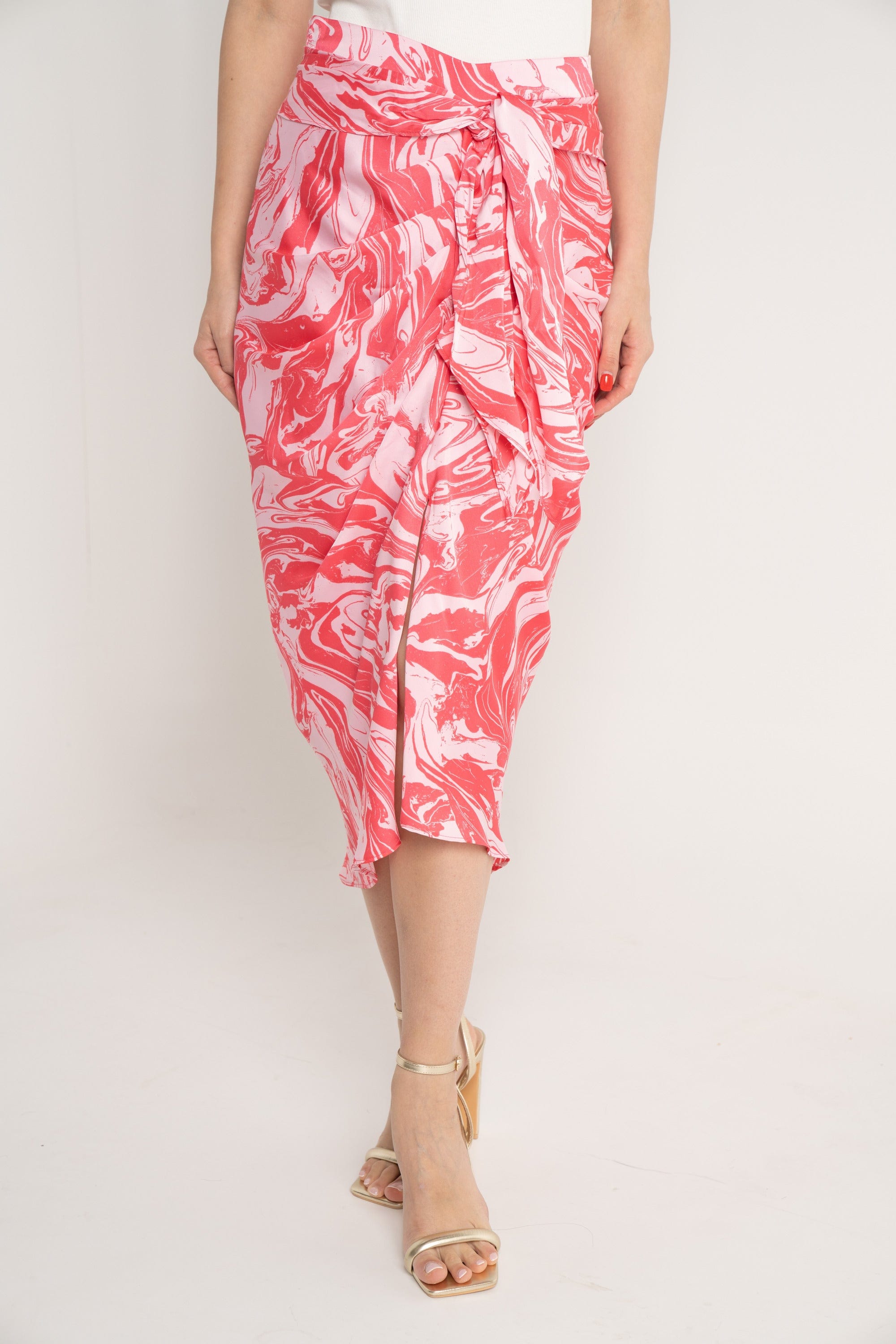 نتشي تنورة منقوشة مفتوحة من الأمام وردي