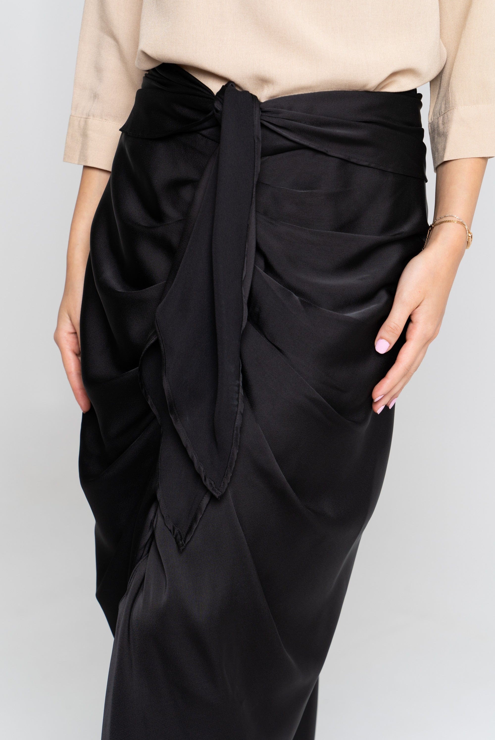 نتشي تنورة مفتوحة من الامام سادة أسود