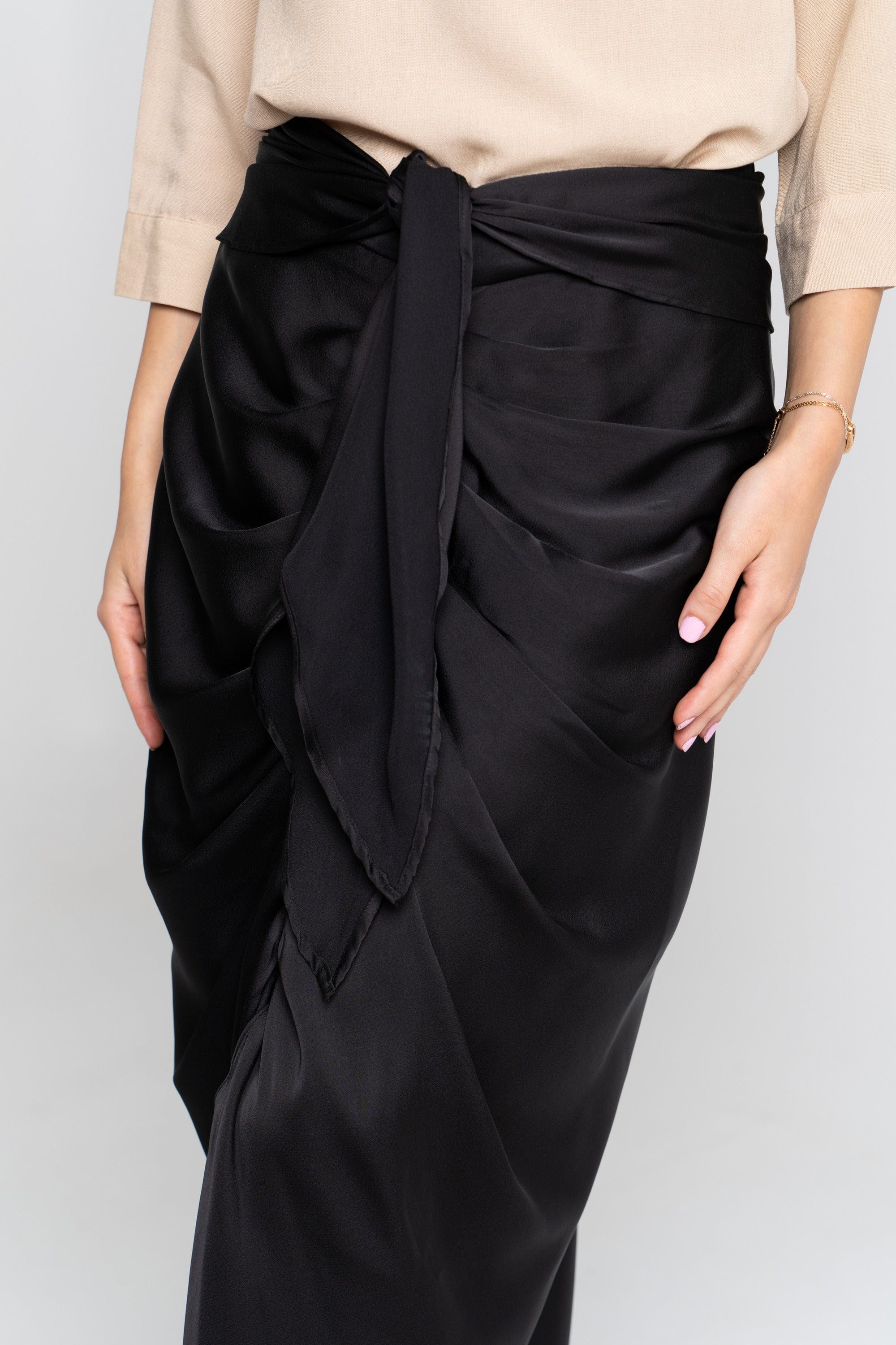 نتشي تنورة مفتوحة من الامام سادة أسود