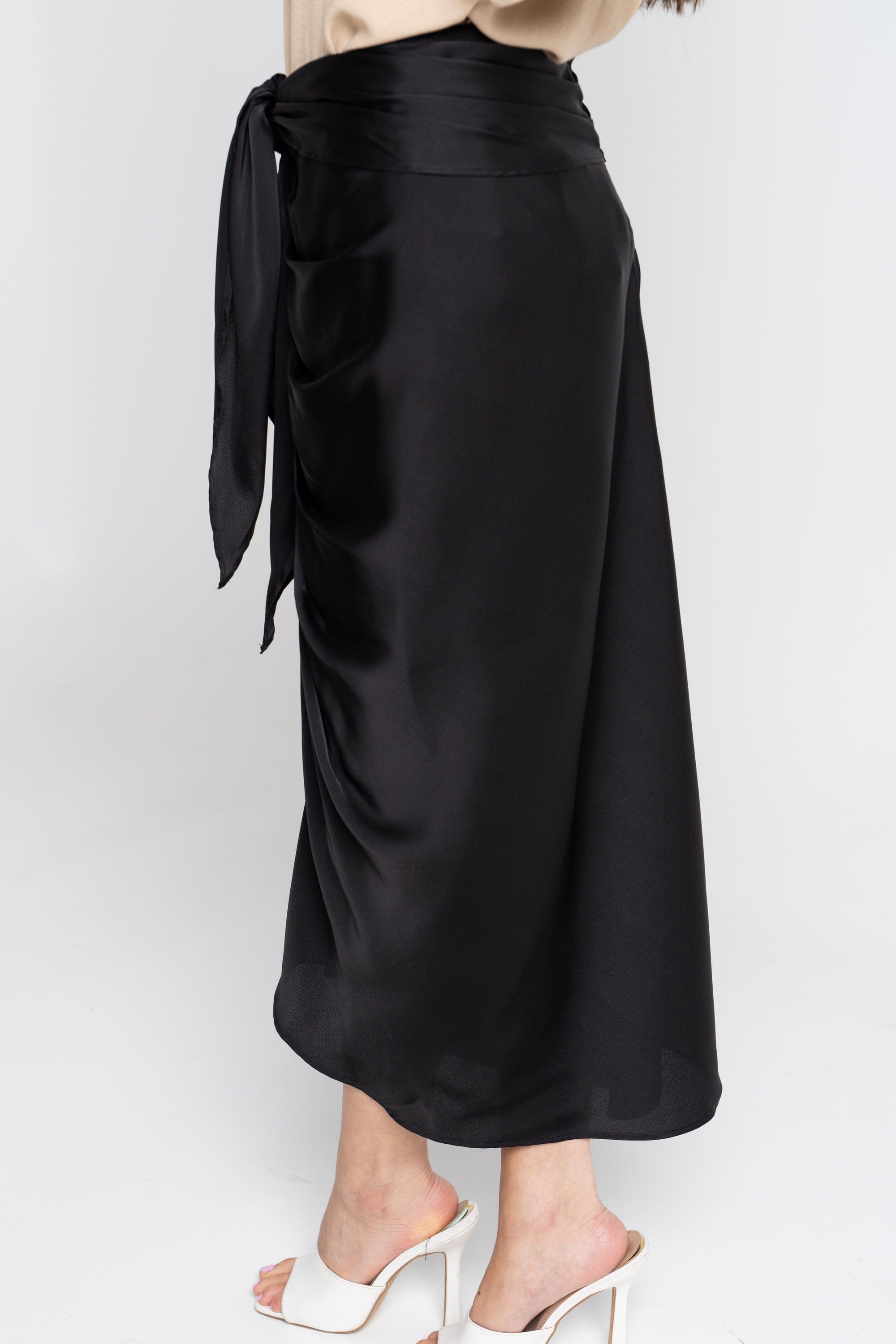 نتشي تنورة مفتوحة من الامام سادة أسود