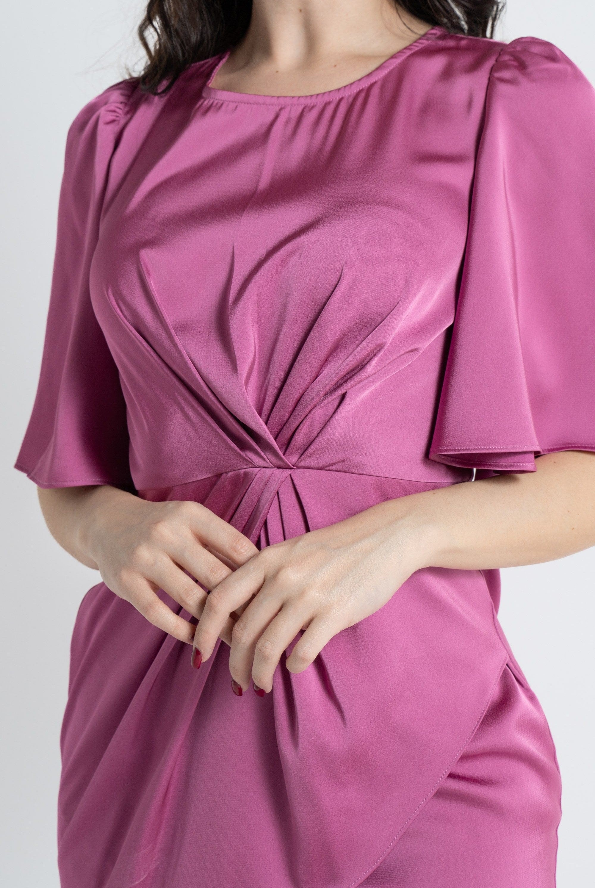 نتشي فستان ميدي بأكمام قصيرة لف قصير من الأمام