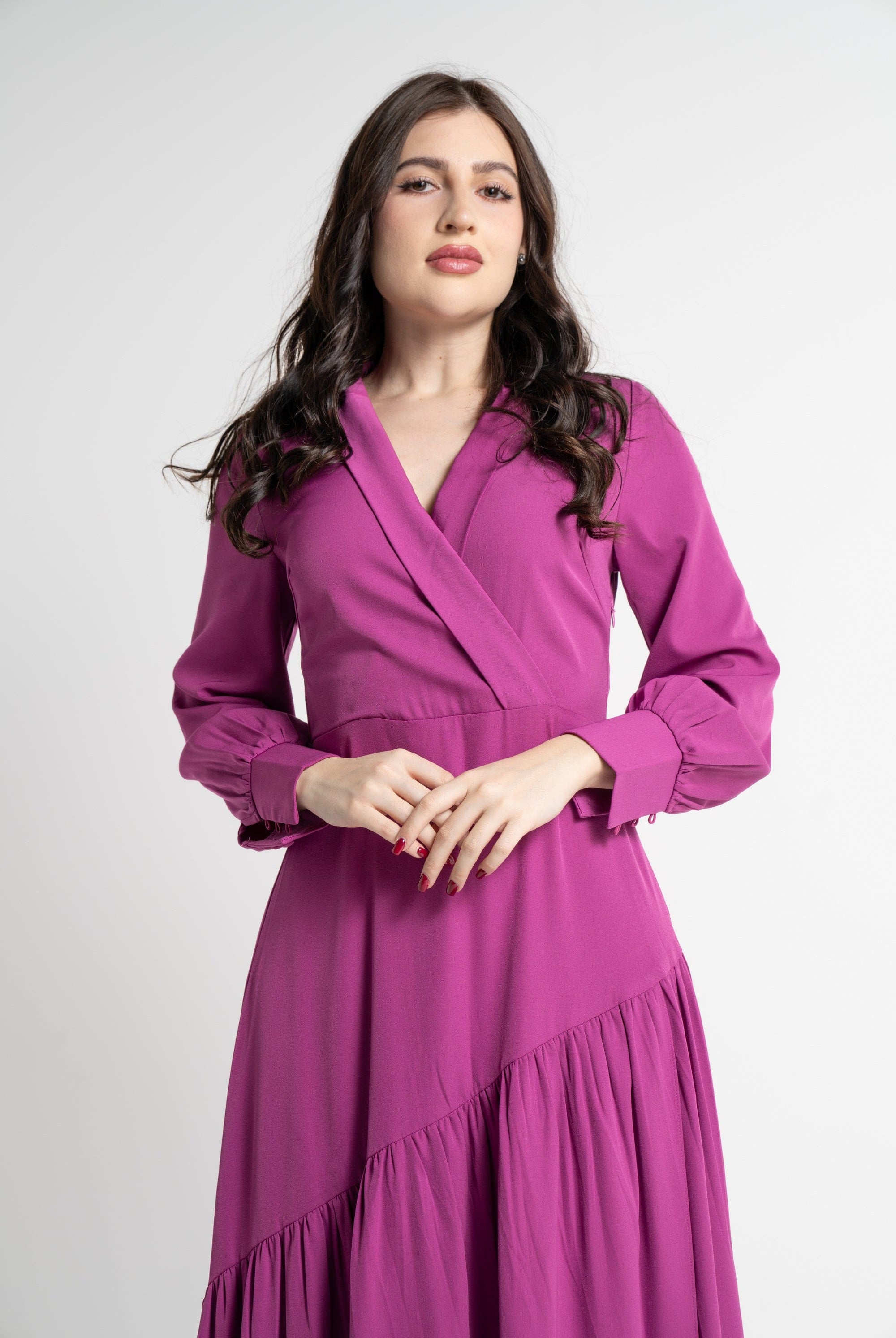 نتشي فستان بكم منفوخ طويل بفتحة صدر سبعة