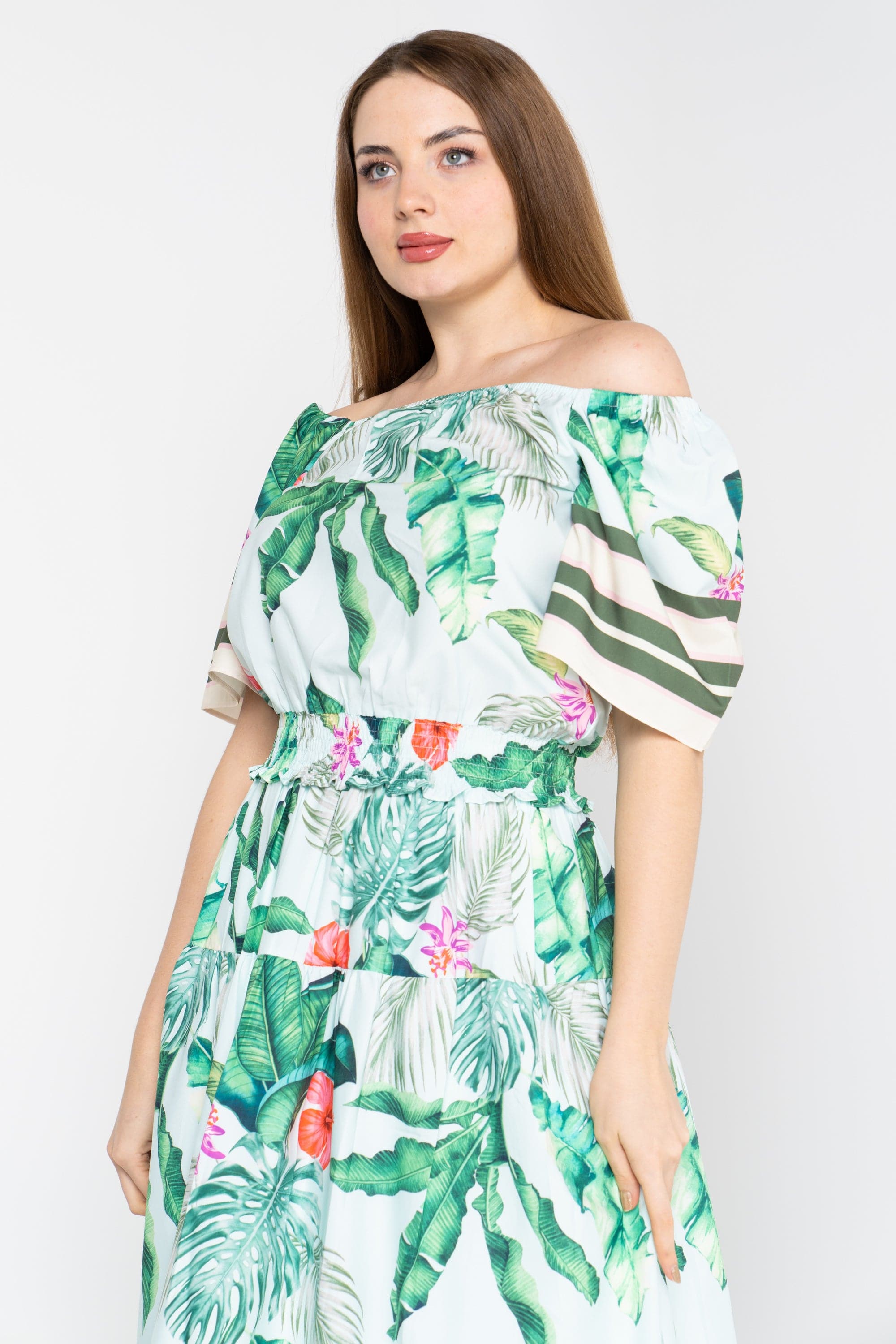 نتشي بلوزة أكمام الفراشة مشجرة