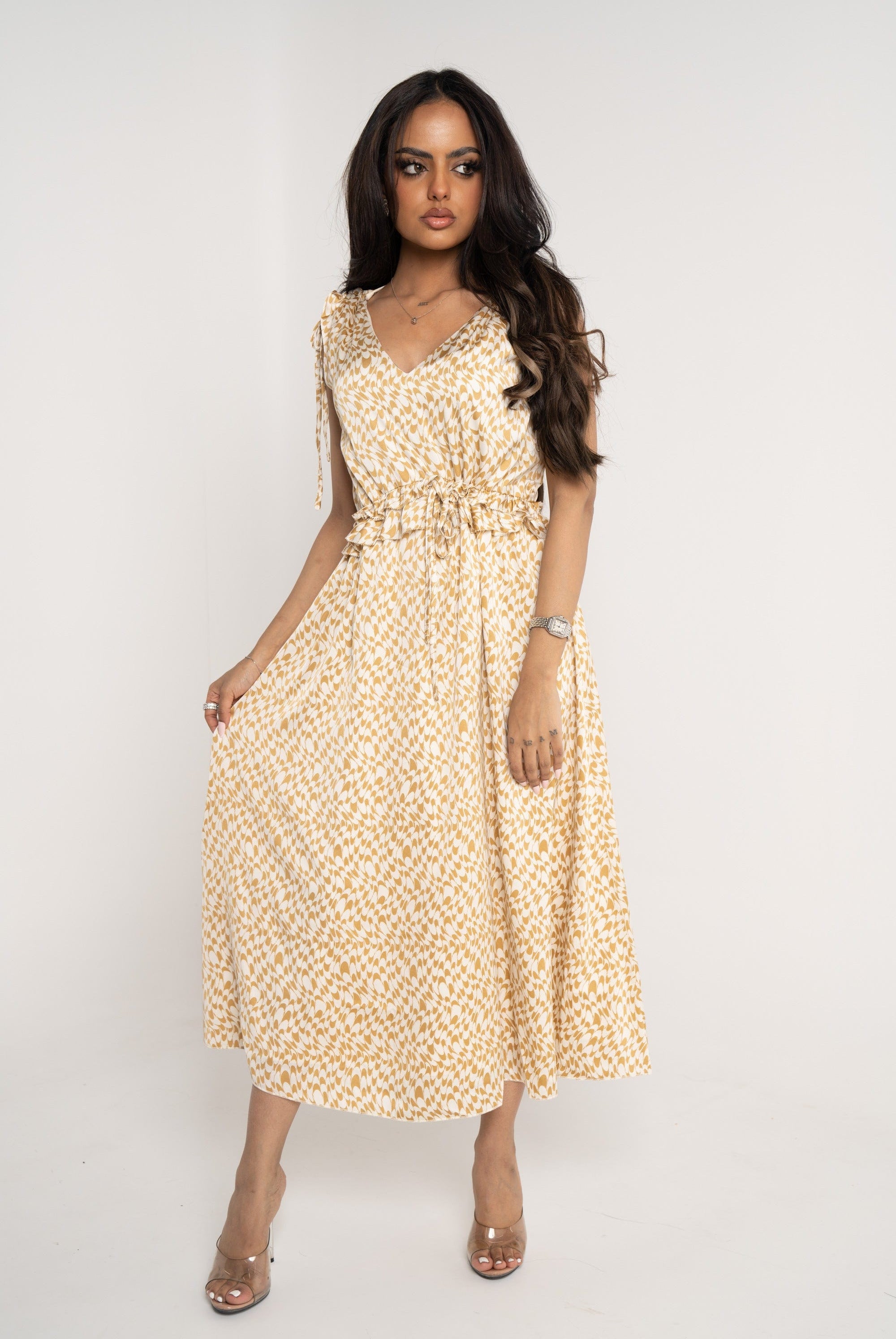 نتشي فستان ميدي بدون أكمام بنمط منقط برقبة V رملي