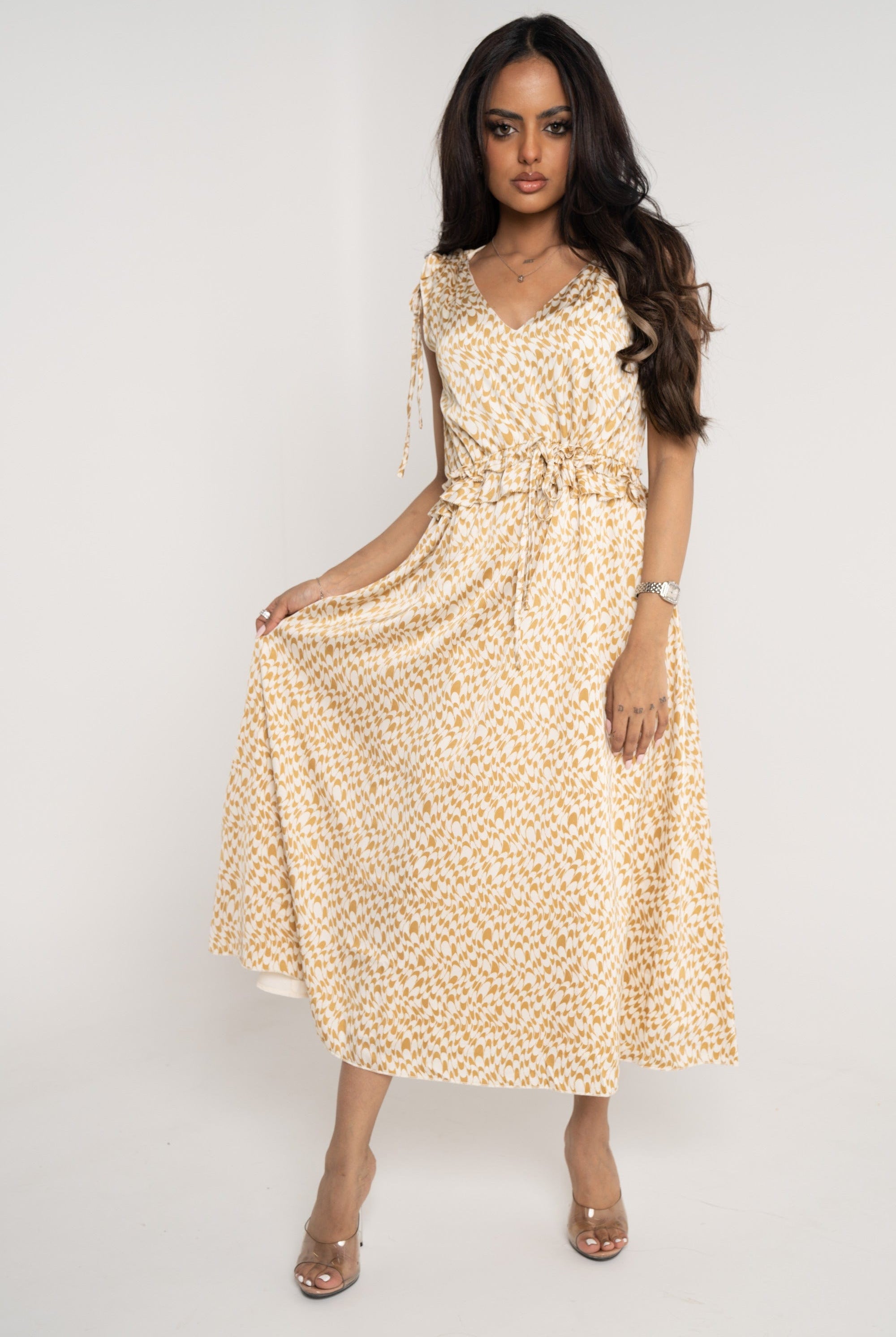 نتشي فستان ميدي بدون أكمام بنمط منقط برقبة V رملي