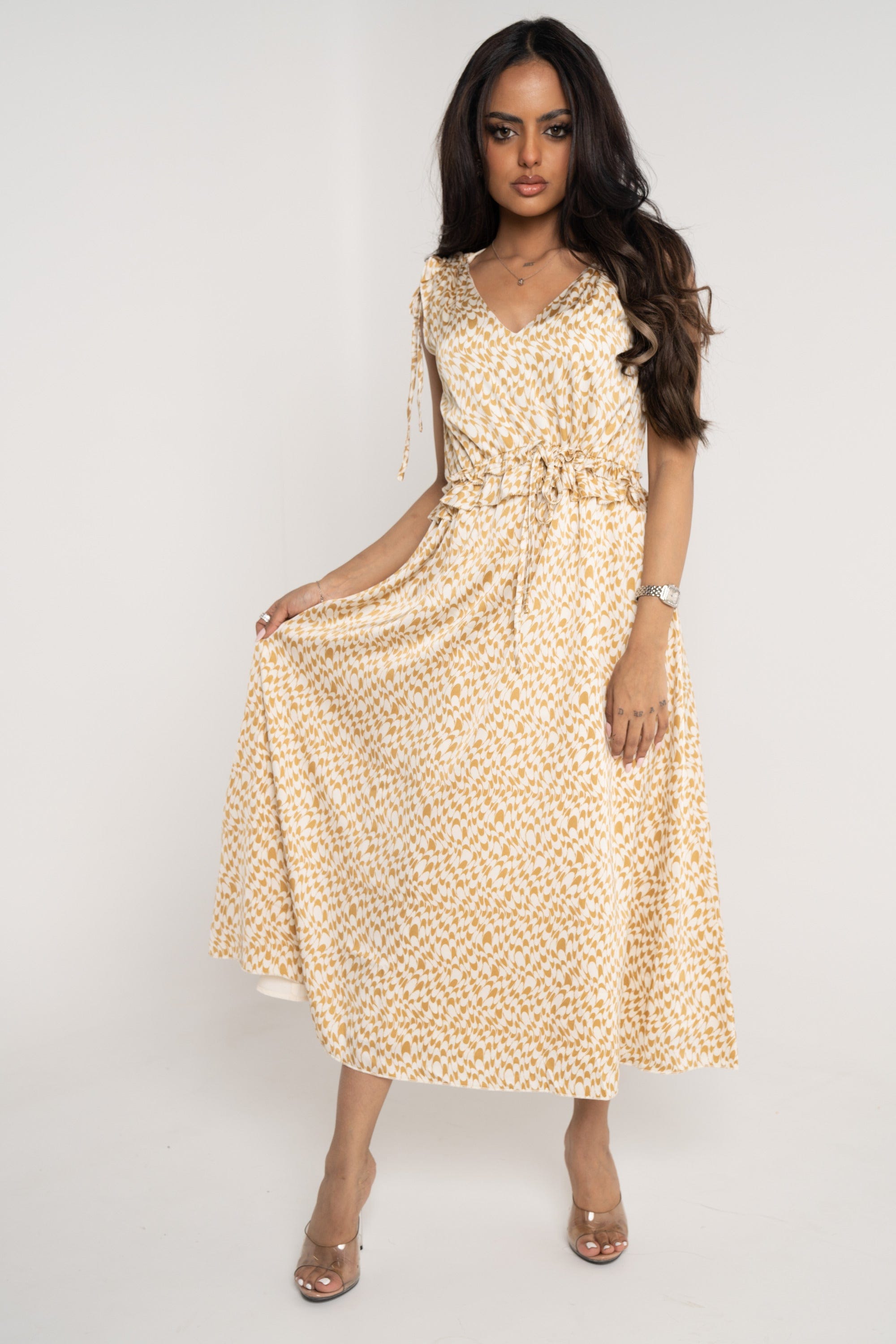 نتشي فستان ميدي بدون أكمام بنمط منقط برقبة V رملي