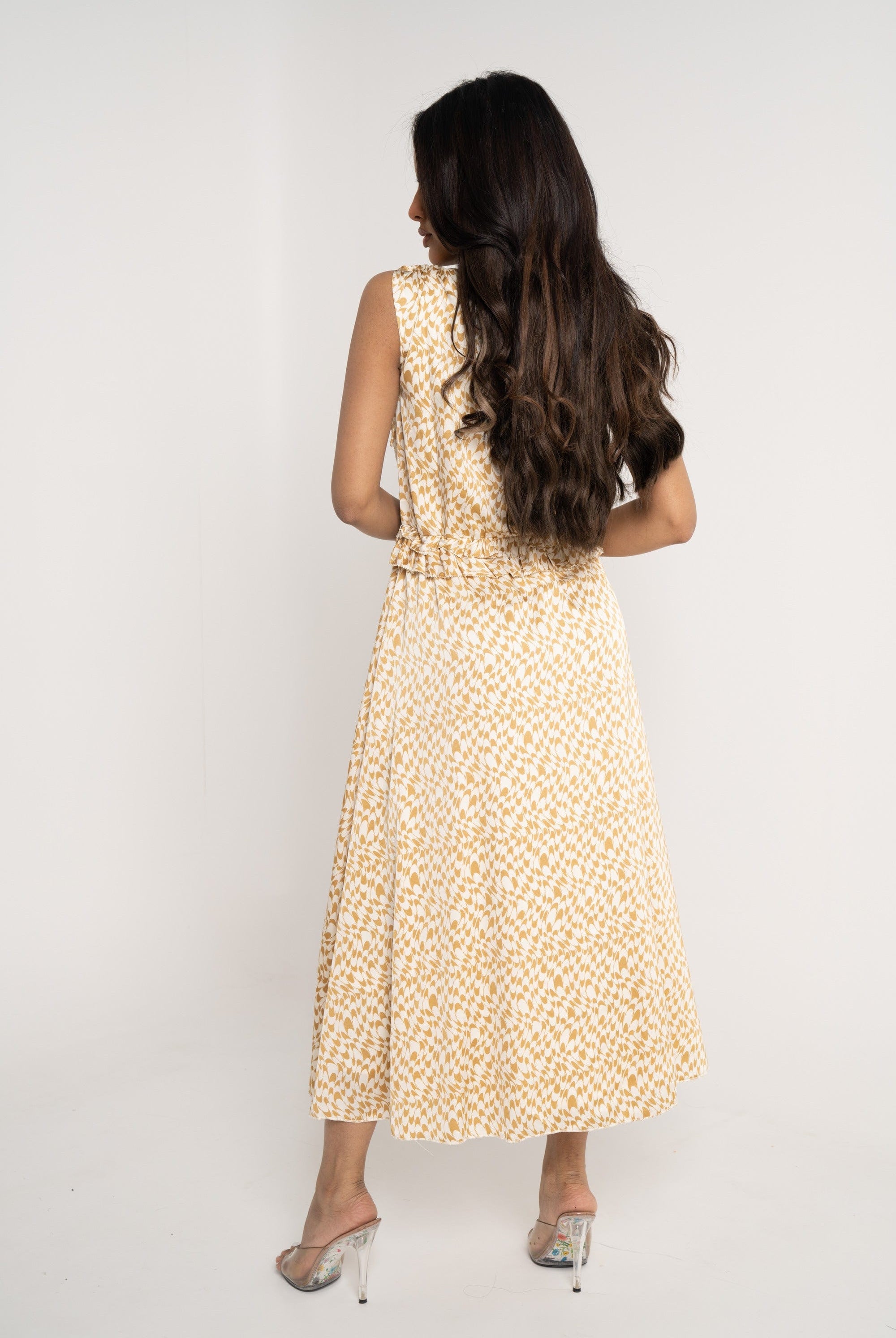 نتشي فستان ميدي بدون أكمام بنمط منقط برقبة V رملي