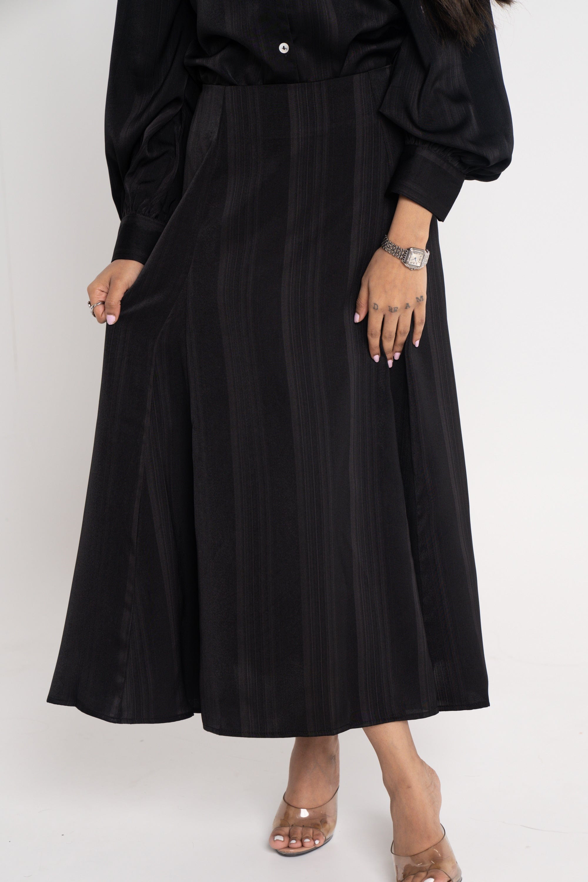 نتشي تنورة ميدي وسيعة مقلمة