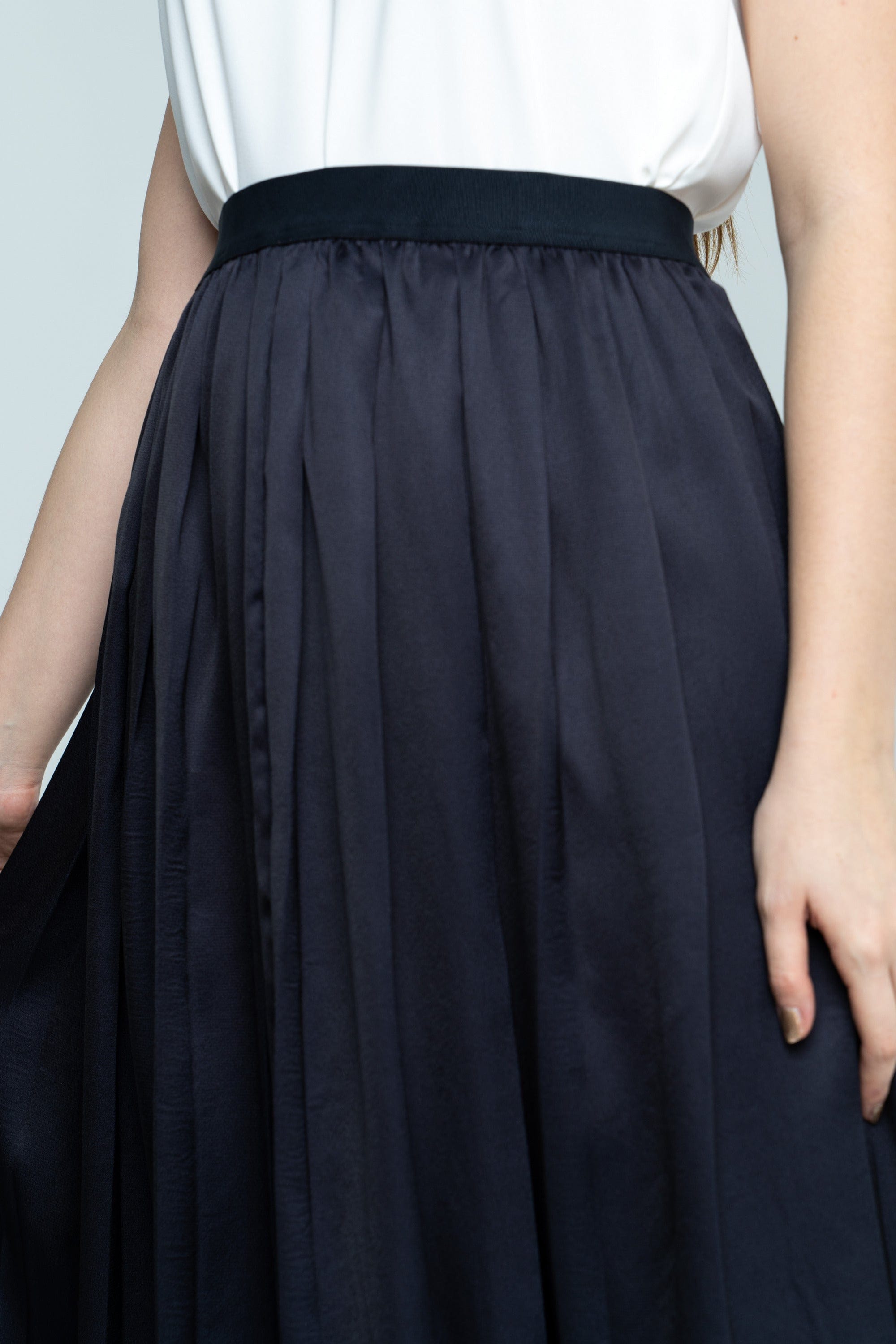 نتشي تنورة كلوش بخط من أسفل ميدي أسود