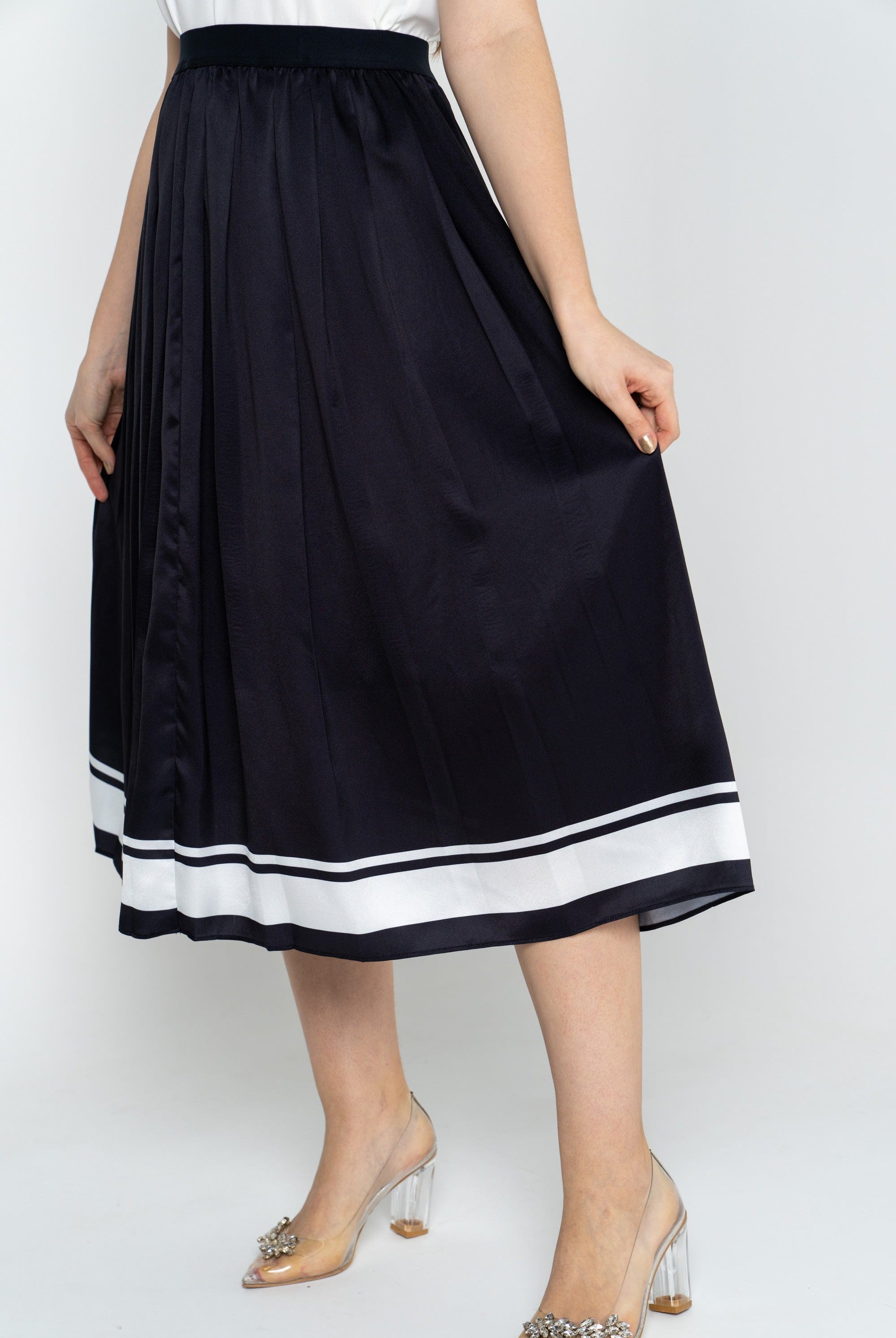 نتشي تنورة كلوش بخط من أسفل ميدي أسود