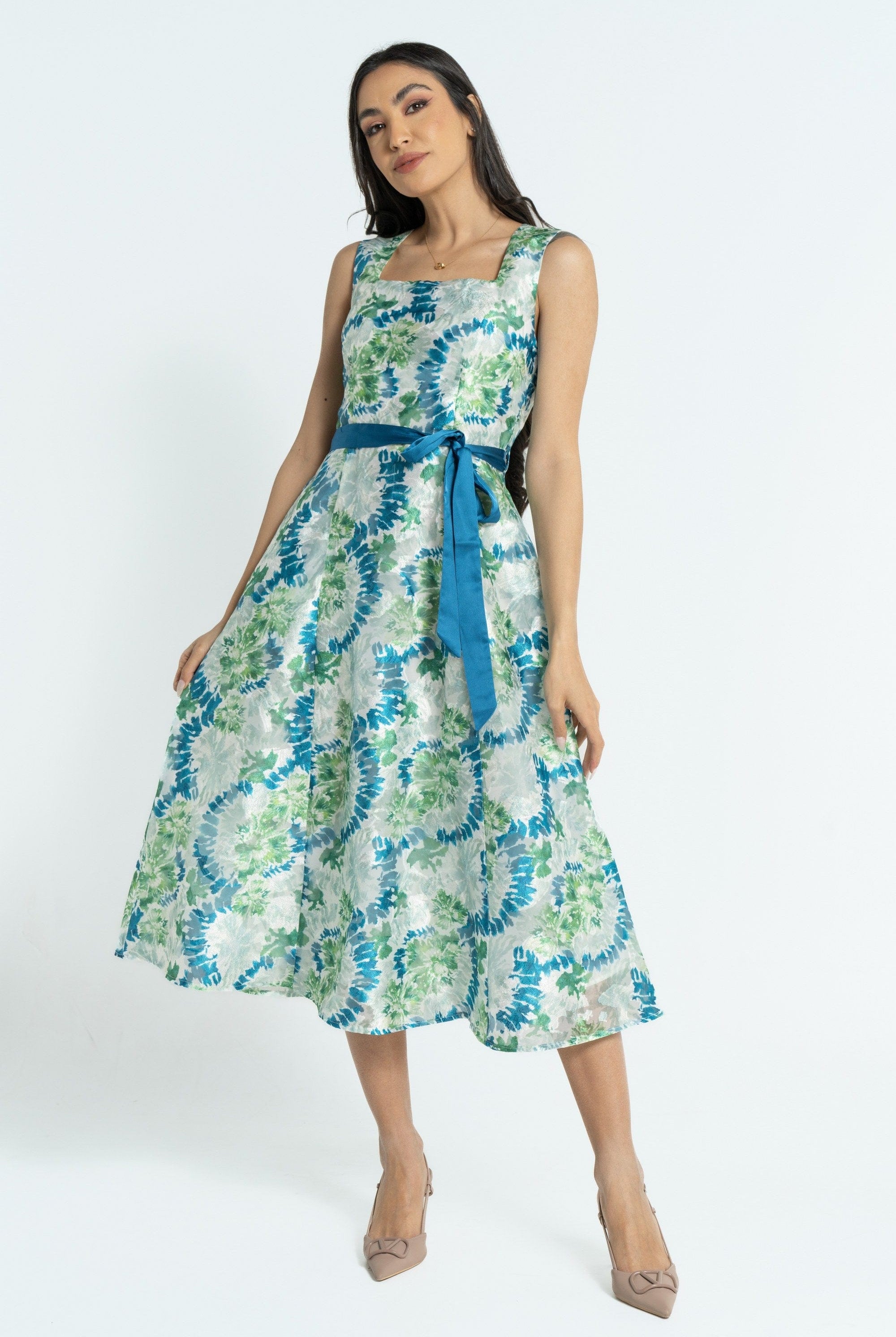 نتشي فستان ميدي بدون أكمام مشجرة برباط خصر