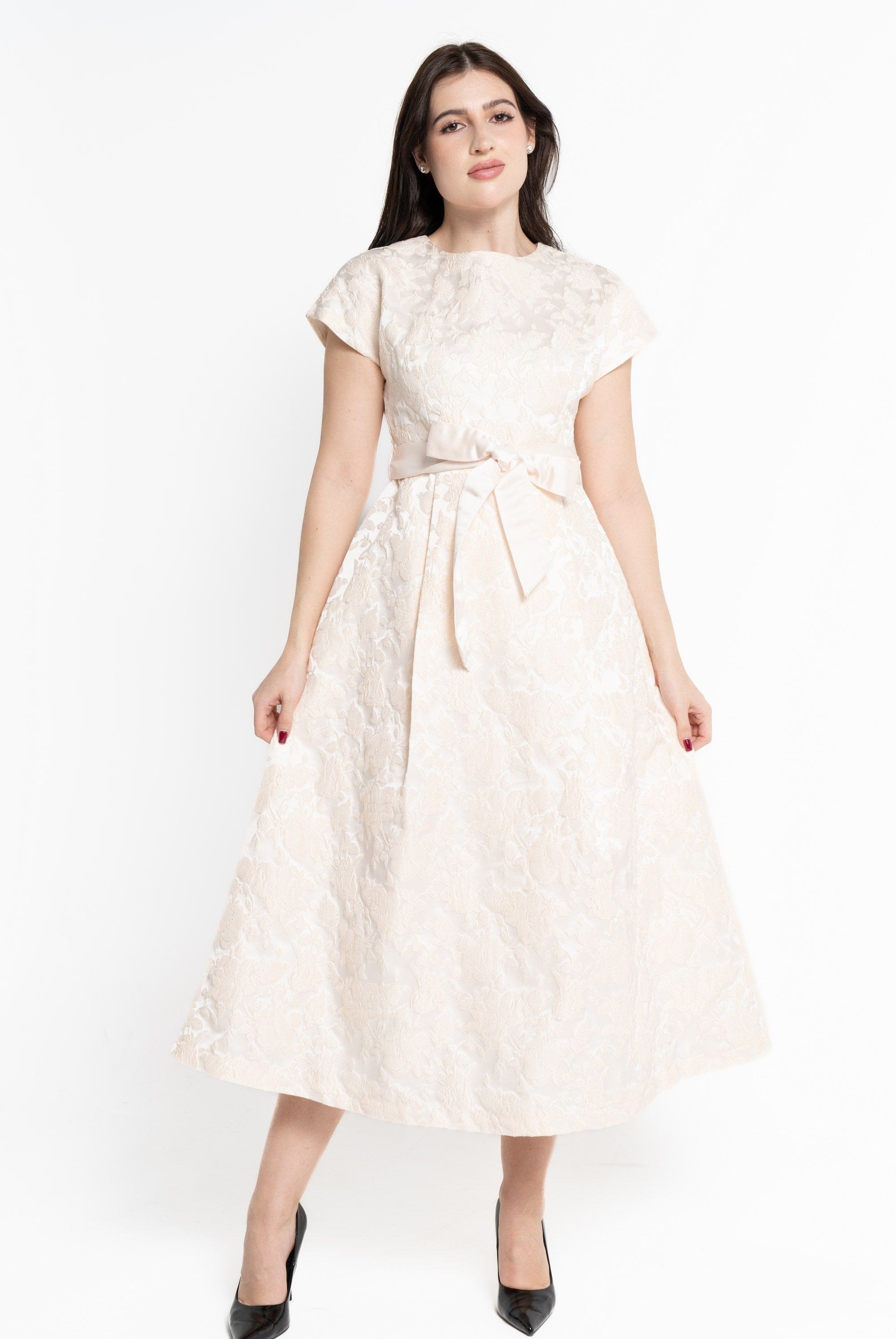 نتشي فستان ميدي بدون أكمام بتطريز بفيونكة على الخصر كريمي