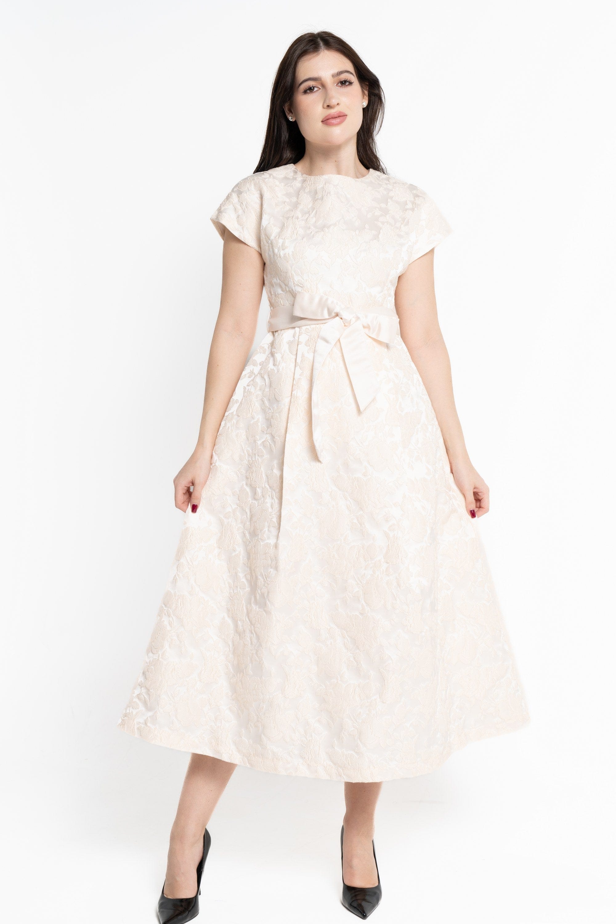 نتشي فستان ميدي بدون أكمام بتطريز بفيونكة على الخصر كريمي