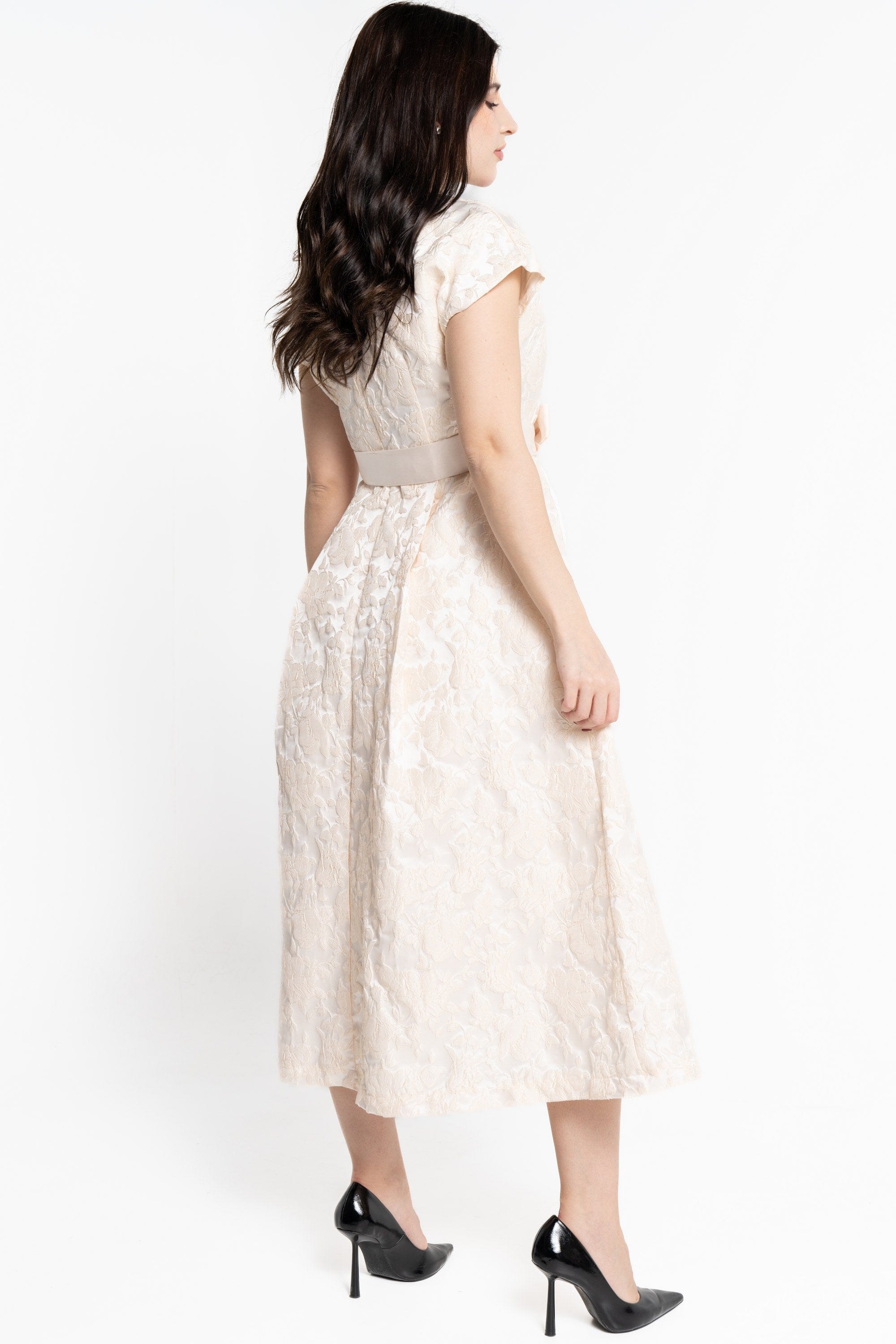 نتشي فستان ميدي بدون أكمام بتطريز بفيونكة على الخصر كريمي