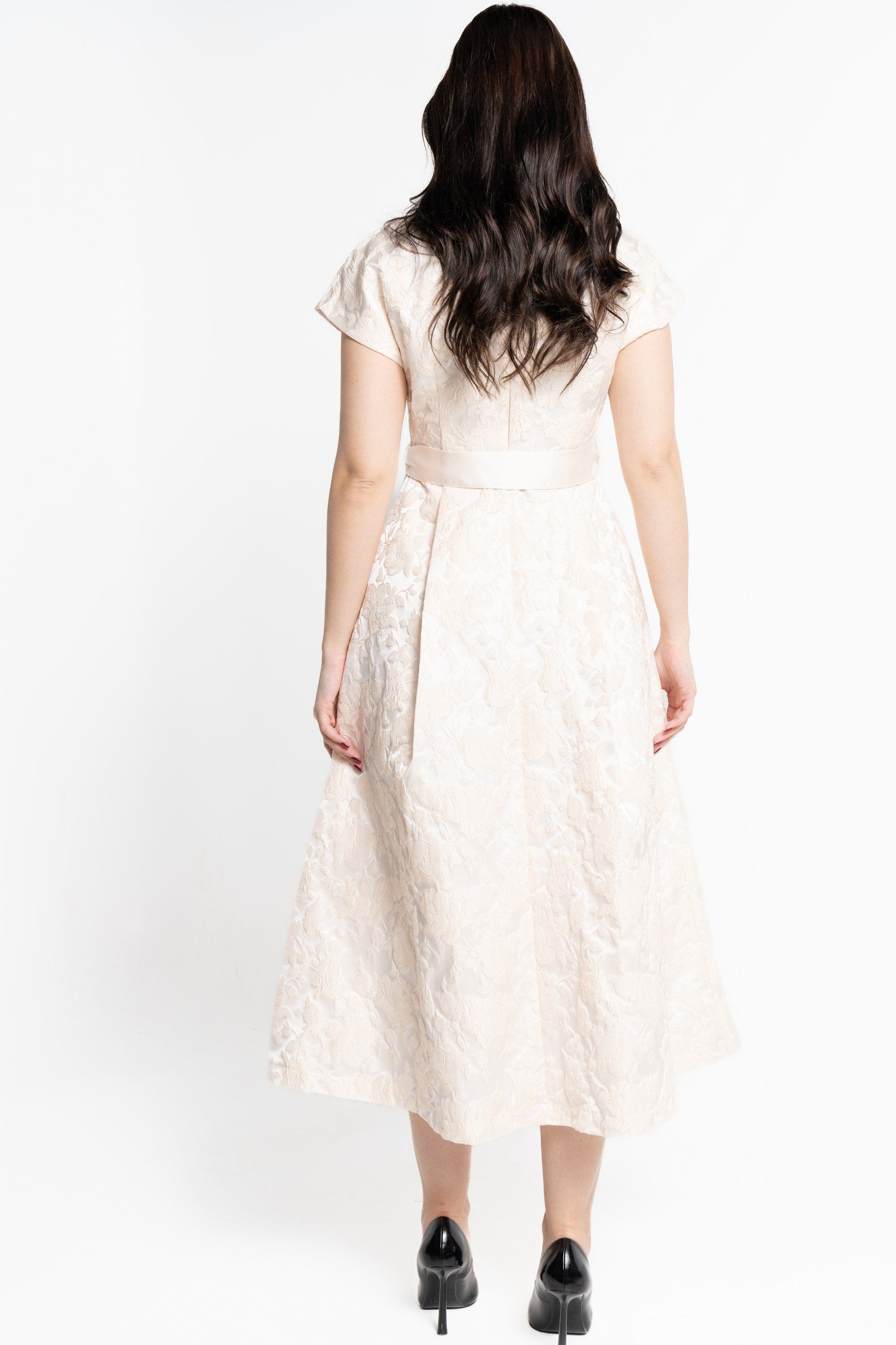 نتشي فستان ميدي بدون أكمام بتطريز بفيونكة على الخصر كريمي