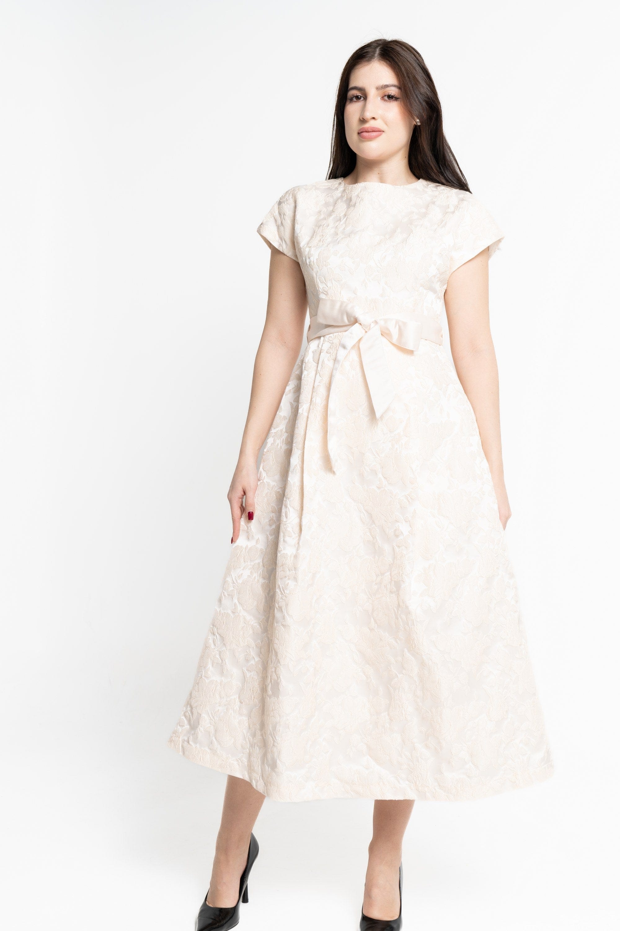 نتشي فستان ميدي بدون أكمام بتطريز بفيونكة على الخصر كريمي