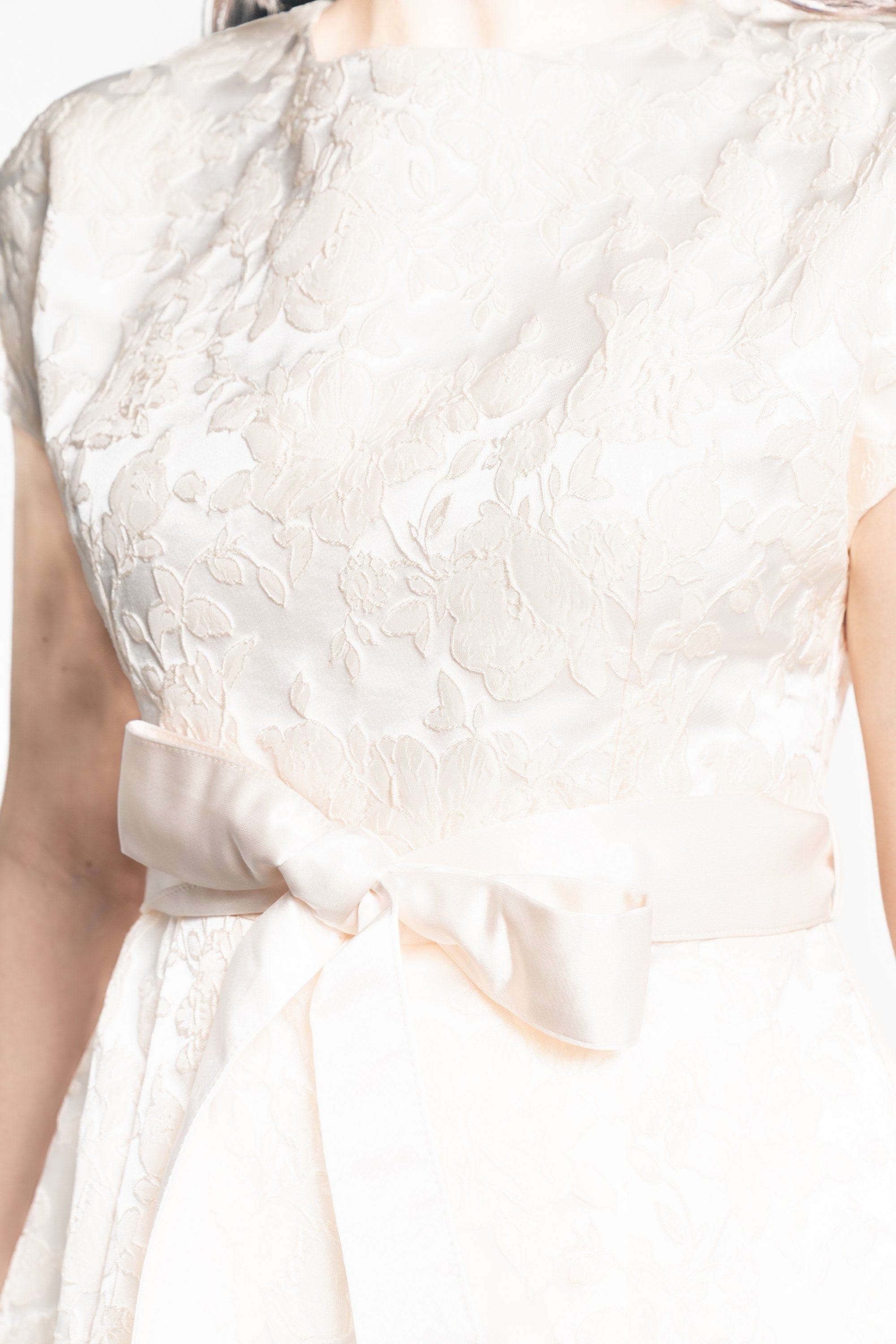 نتشي فستان ميدي بدون أكمام بتطريز بفيونكة على الخصر كريمي