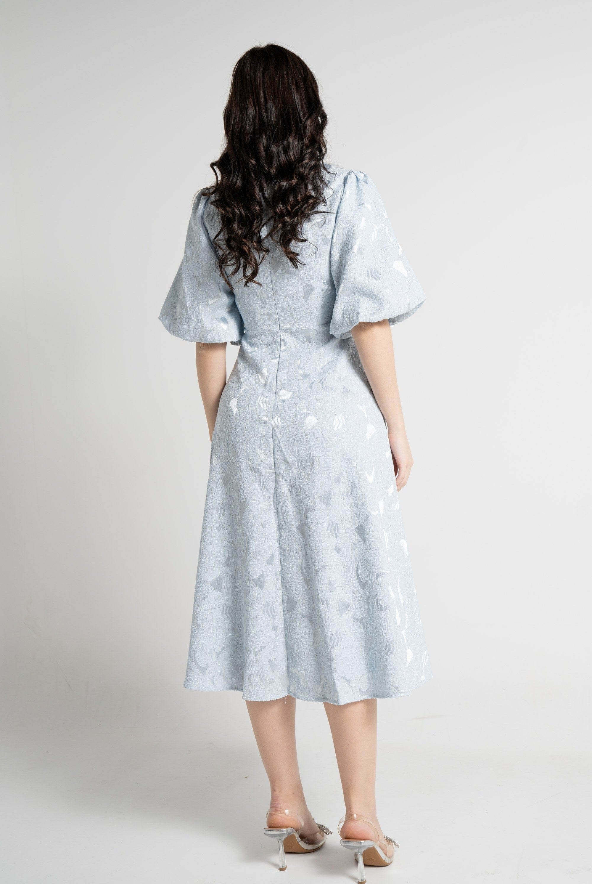 نتشي فستان ميدي كلاسيكي منقوش كم منفوش قصير