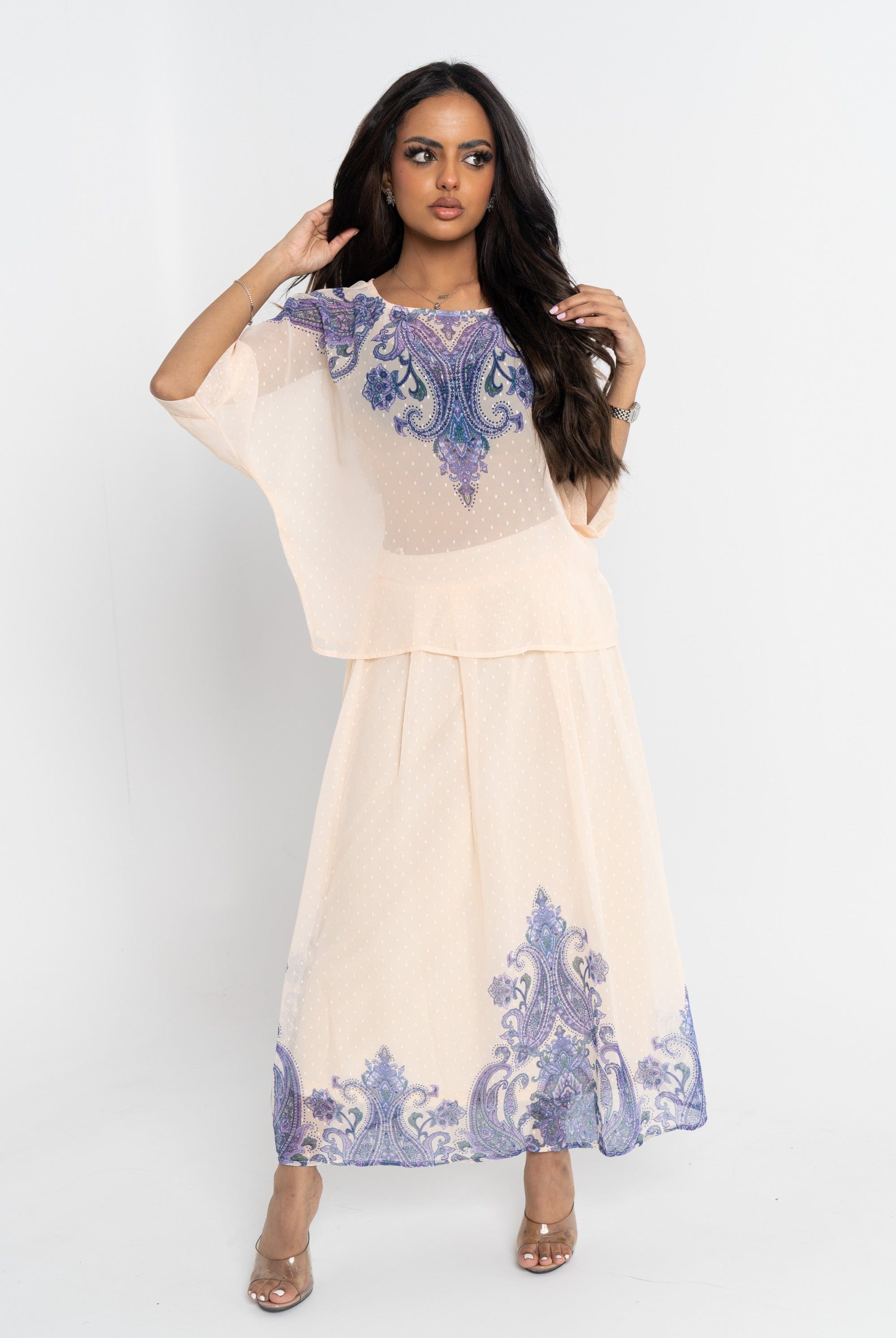 نتشي تنورة ميدي سادة منقوشة من الأسفل