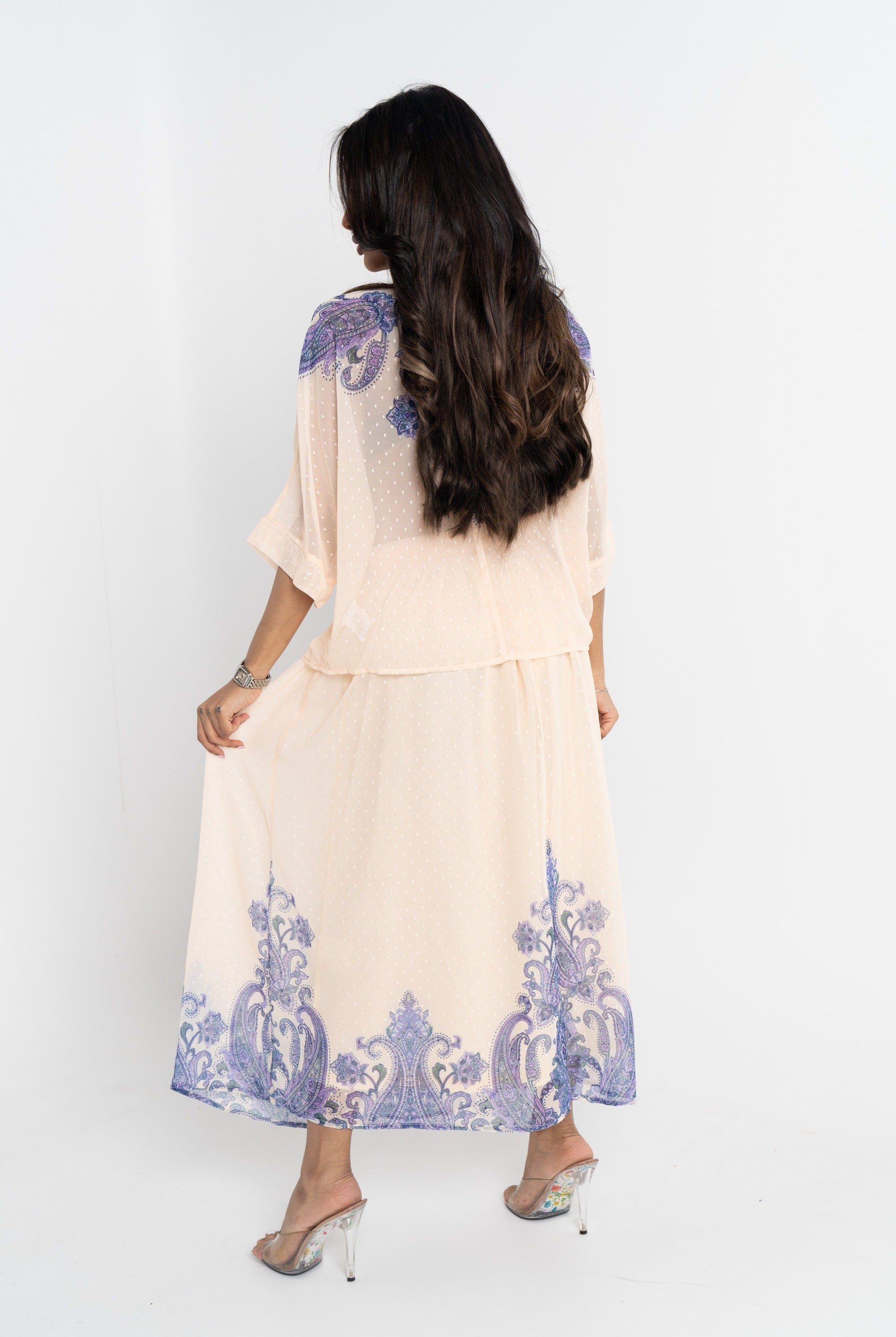 نتشي تنورة ميدي سادة منقوشة من الأسفل