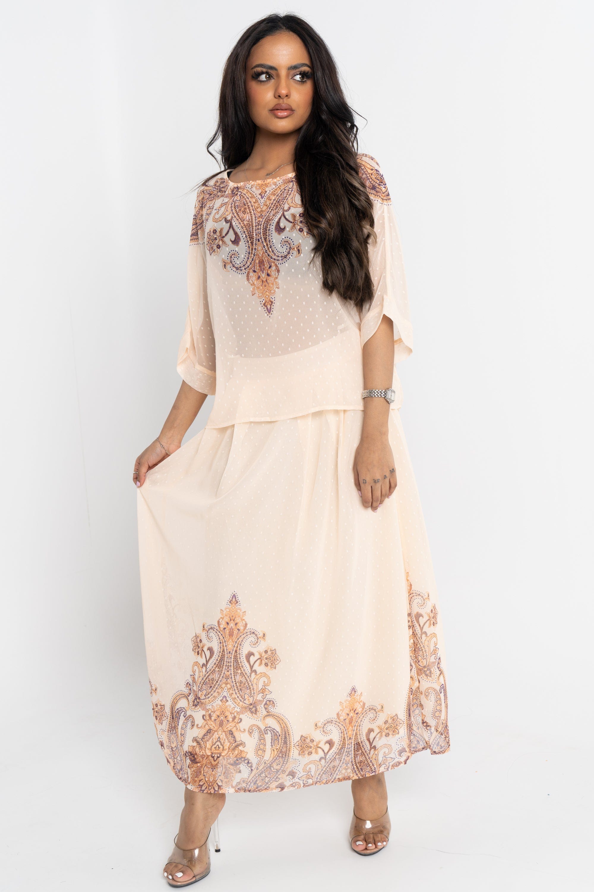 نتشي تنورة ميدي سادة منقوشة من الأسفل