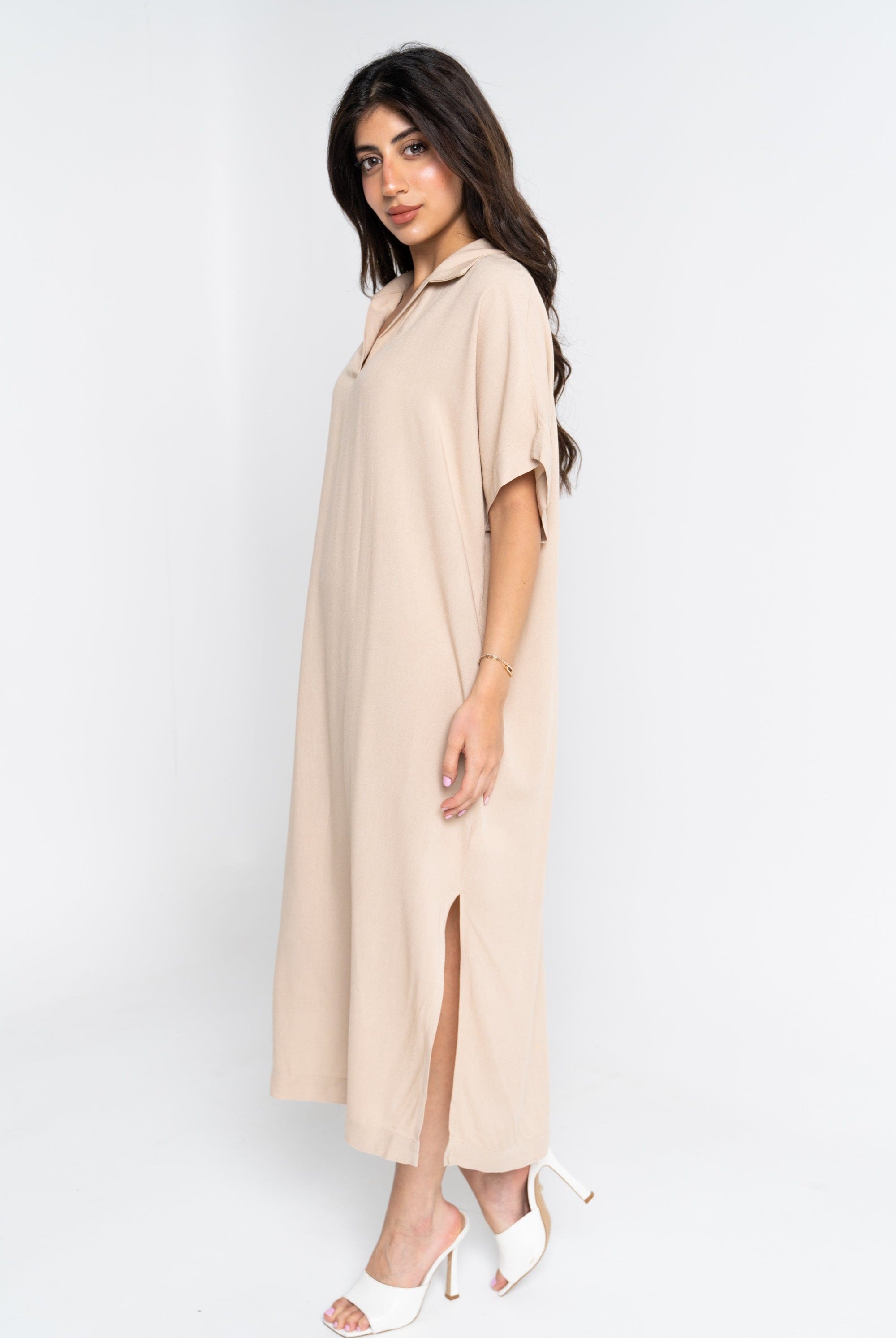 نتشي فستان سادة أوفر سايز ميدي كم قصير