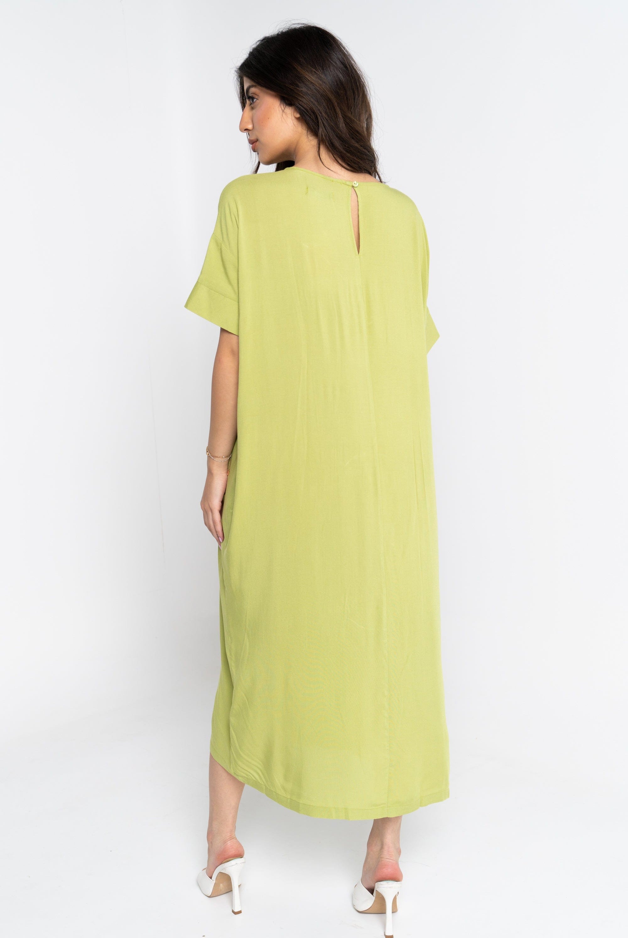 نتشي فستان ميدي سادة واسع كم قصير