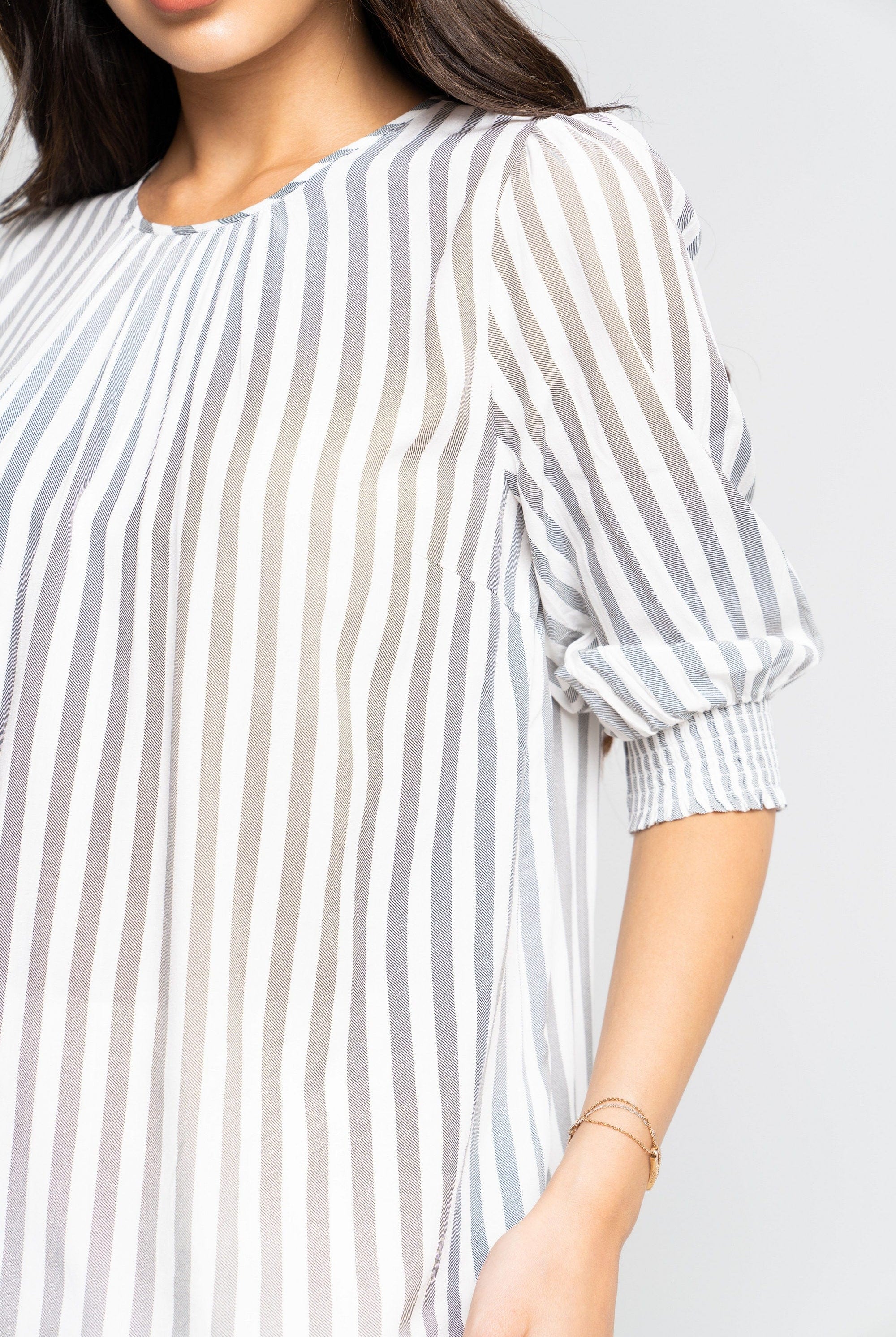 نتشي بلوزة مقلمة بأكمام 3/4 سادة